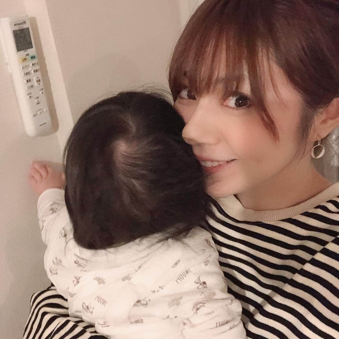 芳賀優里亜さんのインスタグラム写真 - (芳賀優里亜Instagram)「何でも触りたいお年頃。  リモコン大好き。  #赤ちゃん#赤ちゃんのいる生活#愛娘#可愛すぎて#毎日#スリスリ」2月18日 13時21分 - yuria_haga