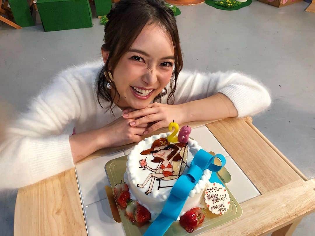 川上愛さんのインスタグラム写真 - (川上愛Instagram)「. 番組収録後にお誕生日のお祝いを😢💓 . いつもありがとうございます🙇‍♂️✨ . 19歳とかからレギュラーさせてもらって もう7年とか続けさせてもらってるんだな . テレビのこと全て教わった番組。感謝です。 . 今年はビキニな私のケーキでした🎂 . #はじめの頃はロケとかしてると話に夢中になってよくカメラに背中向けちゃって叱られた笑 #昔なぜか喋りながらピンマイク触るクセもあって撮り直しとかあったな🤭 #インサートとかパンとかナレベとか知らない言葉だらけで意味わからない日々だった🙃 #ありがたいね幸せ #読売テレビ #ピーチカフェ #正式な番組名は #すももももももピーチcafe  #毎週土曜OAしてます」2月18日 13時43分 - manakawakami