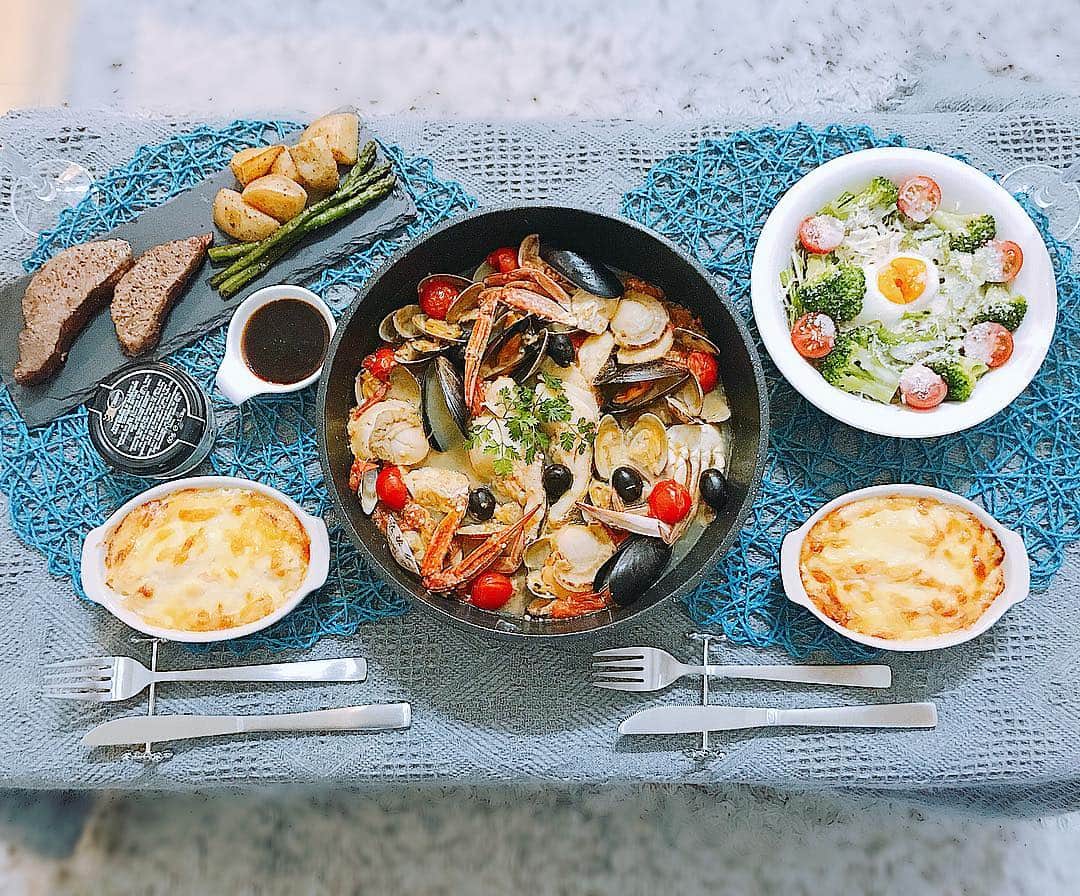 佐藤あずみのインスタグラム：「Azumi's restaurant❤︎ . 〜menu〜 #Acquapazza #Gratin #Seasarsalad #Beefsteak . 今日は残りのアクアパッツァで海鮮トマトチーズリゾットにしたよ🍅🧀 . #cooking #あずみごはん #アクアパッツァ #グラタン #ステーキ #シーザーサラダ #トマトチーズリゾット #azumicooking #azumirecipe #cooking #あずみごはん」