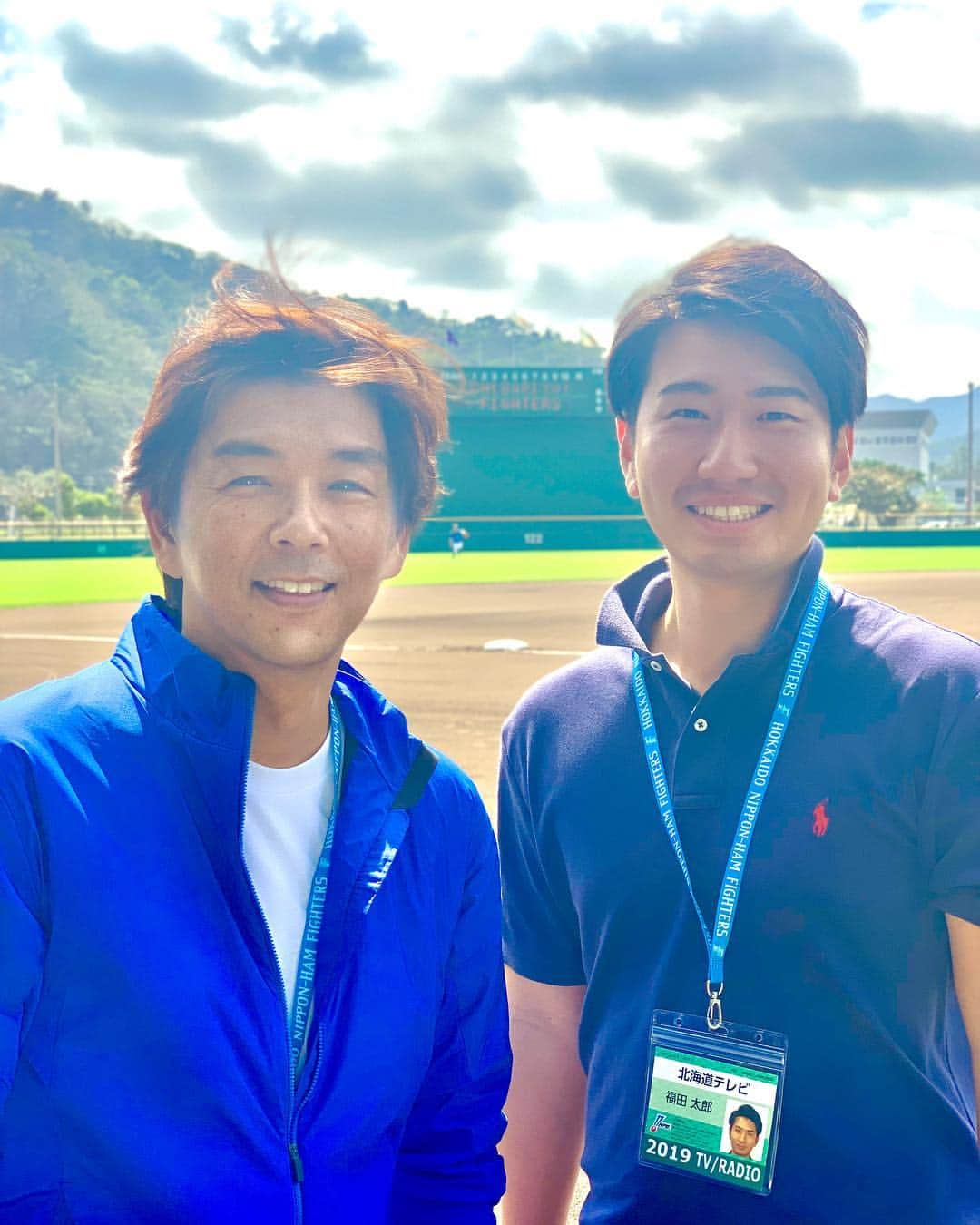 福田太郎さんのインスタグラム写真 - (福田太郎Instagram)「⚾️ファイターズ中継⚾️ イチオシ！MCのヒロさんが 沖縄キャンプ取材をスタート🌺 ヒロさんだからこそ聞けた⁉️お話を このあと中継で一緒にお届けします〜🏝 木田投手チーフコーチからは #吉田輝星 投手 vs #柿木蓮 投手が投げ合った 週末の紅白戦の裏話が聞けました🏟  #北海道日本ハムファイターズ #lovefighters #驀進  曇りだけど #いちばん青い空にしよう #逆光 #侍ジャパン 代表に #西川遥輝 選手 #清宮幸太郎 選手 初めて選ばれました！そして#近藤健介 選手も #HTB #イチオシ！#ヒロ福地 #福田太郎」2月18日 17時13分 - htb_tarofukuda