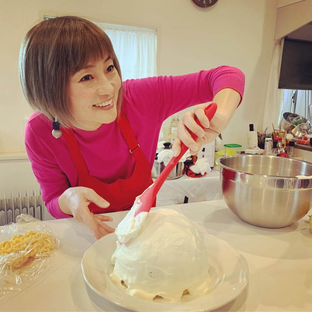 橋本志穂さんのインスタグラム写真 - (橋本志穂Instagram)「イタリア人俳優 #アンドレア・コッコ さんの#料理教室 へー。  イチゴを使ったソースやチーズ、、 こんなスペシャルなイタリアン🇮🇹が、 簡単に作れちゃうなんてー。  3月2日に目白の #ベリッシモキッチン で開催される「primavera~春～」をテーマにしたお料理レッスン その、リハーサル的な料理会に参加したのです。  3/2は、お洒落でセンス抜群の料理研究家  #緒方美智子 さんと、 アンドレアが夢のコラボレーション！  春を意識した盛り付けも とても参考になりました❣️ 限定12名でしたが、 少しお席を増やしてくれたそうです。  お希望の方は下記まで 【開催概要】 ～primavera　　美智子とアンドレアのおしゃれなイタリアン～ 日時：2019年3月2日（土）11：30～15：00 場所：ベリッシモキッチン（新宿区下落合3-14-31）目白駅徒歩7分 会費：8500円（税込み） お申し込み：メッセージまたは　info@almaz.co.jp までー。」2月18日 17時37分 - shihohashimoto3