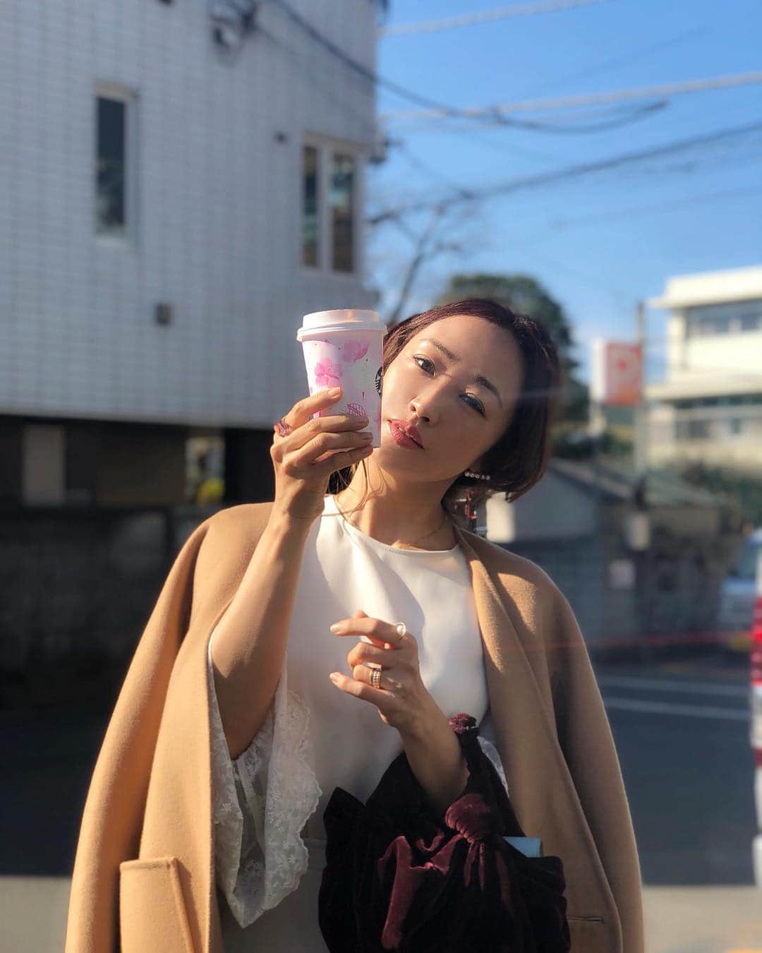 神崎恵さんのインスタグラム写真 - (神崎恵Instagram)「打ち合わせと取材で移動するごとにスタバに寄った日。 3杯の☕︎☕︎☕︎ 桜のスタバカードが🌸可愛くて、 ずっと使っている花火のカードに仲間入り💳 今日も一日お疲れ様でした。 #スタバ #ソイラテをデカフェで #シナモンパウダーも やわらかな色の服に、グリーンとコーラル、ピンクのアイシャドウを合わせた日。 そしてお肌を褒められた日。 今日のベース作り、メモして残す📝試し、試しの繰り返し。」2月18日 18時30分 - megumi_kanzaki