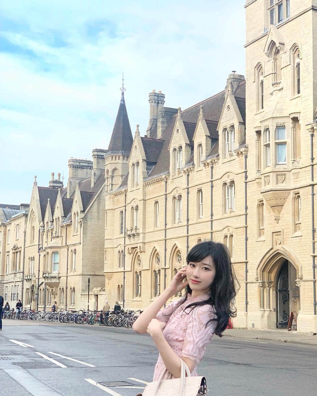 sakiのインスタグラム：「. オックスフォード大学🥺✏️ 歴史を感じました🧙🏻‍♀️ . ハリーポッターのロケ地も いくつかありました🧙🏻‍♀️💕🧙🏻‍♀️ . . #オックスフォード #oxford #oxforduniversity #london #ロンドン旅行 #ロンドン観光 #harrypotter #ヨーロッパ旅行 #観光地巡り #大学」