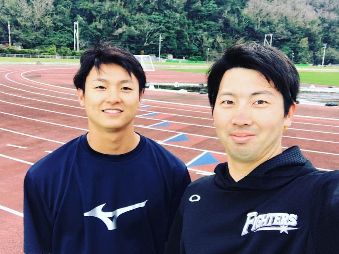 鈴木遼太郎のインスタグラム：「. 2.18 23歳になりました。 たくさんのお祝いのコメント等ありがとうございます！ . 1年間怪我なく頑張っていきます！ 応援よろしくお願いします😊 . . 去年と同じような写真を笑 . #えいとくん #田中瑛斗 #鈴木遼太郎」