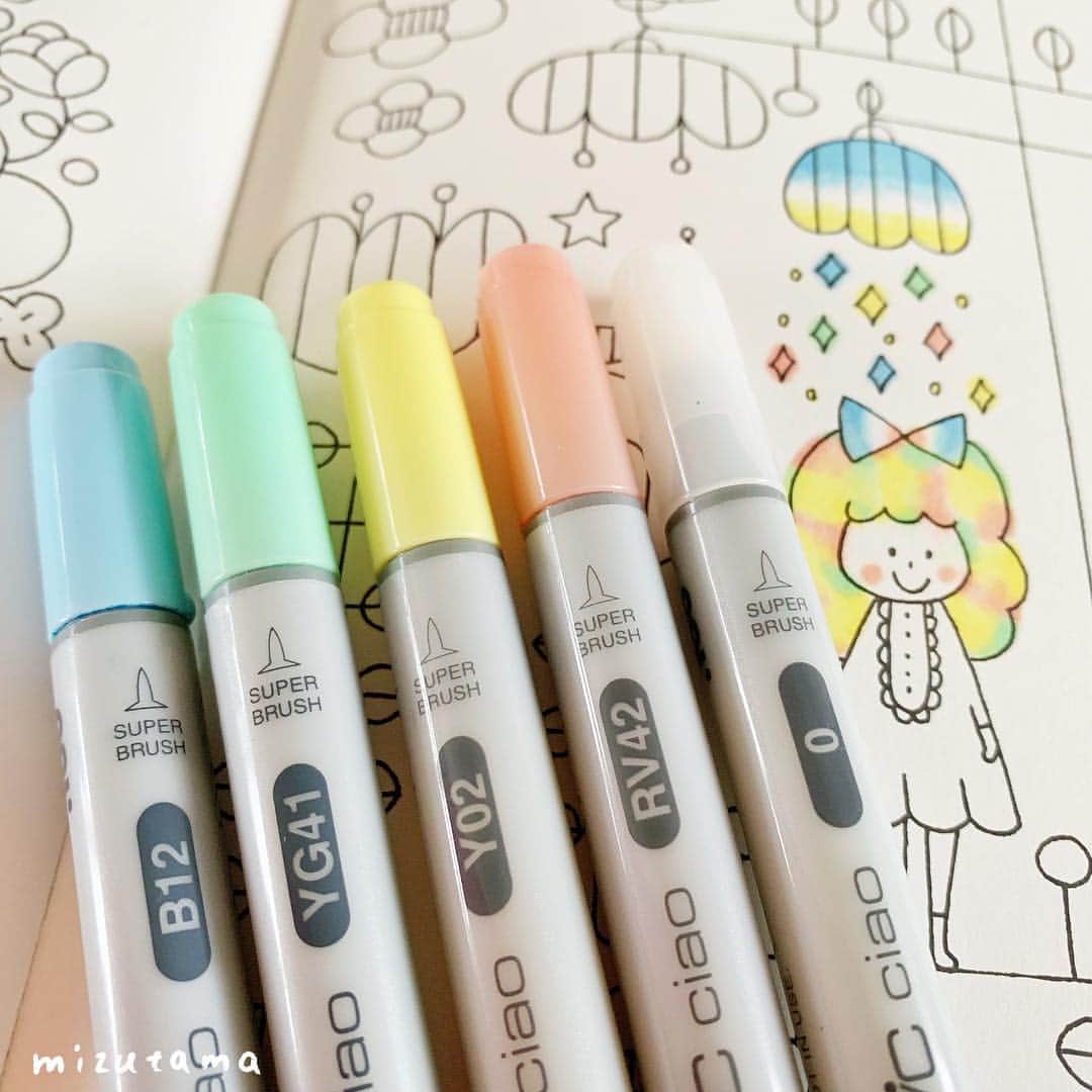 mizutamaさんのインスタグラム写真 - (mizutamaInstagram)「すっかりコピックぬり絵にハマりました(笑)﻿ ﻿ コピックの0番、透明インクの﻿ カラーレスブレンダーを持っているのに﻿ イマイチ使い方を分かっていなくて﻿ 今までほぼ使ったことがなかったのですが…﻿ （数回…白抜きにチャレンジしたことはある…💦）﻿ よし！練習してみよう♪と思いまして﻿ まずはぬり絵で練習を。﻿ ﻿ いつもベタ塗りしかしていないので﻿ グラデーションは未知の世界！﻿ 使い方があっているのかどうかも分からない…﻿ あってますかね？(笑)﻿ とりあえず試してみたら﻿ ロマンチックになった！楽しい！﻿ ﻿ 色を塗ってから0番でぼかすとか﻿ 0番を塗ってから色を塗るとか﻿ 後から0番で白抜きにするとか﻿ 色々とできるみたいなのでもっと練習してみまーす。﻿ ﻿ 動画、もっと寄りで撮ればよかったな😅﻿ ﻿ ﻿ ﻿ #音出ます﻿ ﻿ ﻿ #かんたんかわいいぬり絵帖﻿ ﻿」2月18日 19時45分 - mizutamahanco