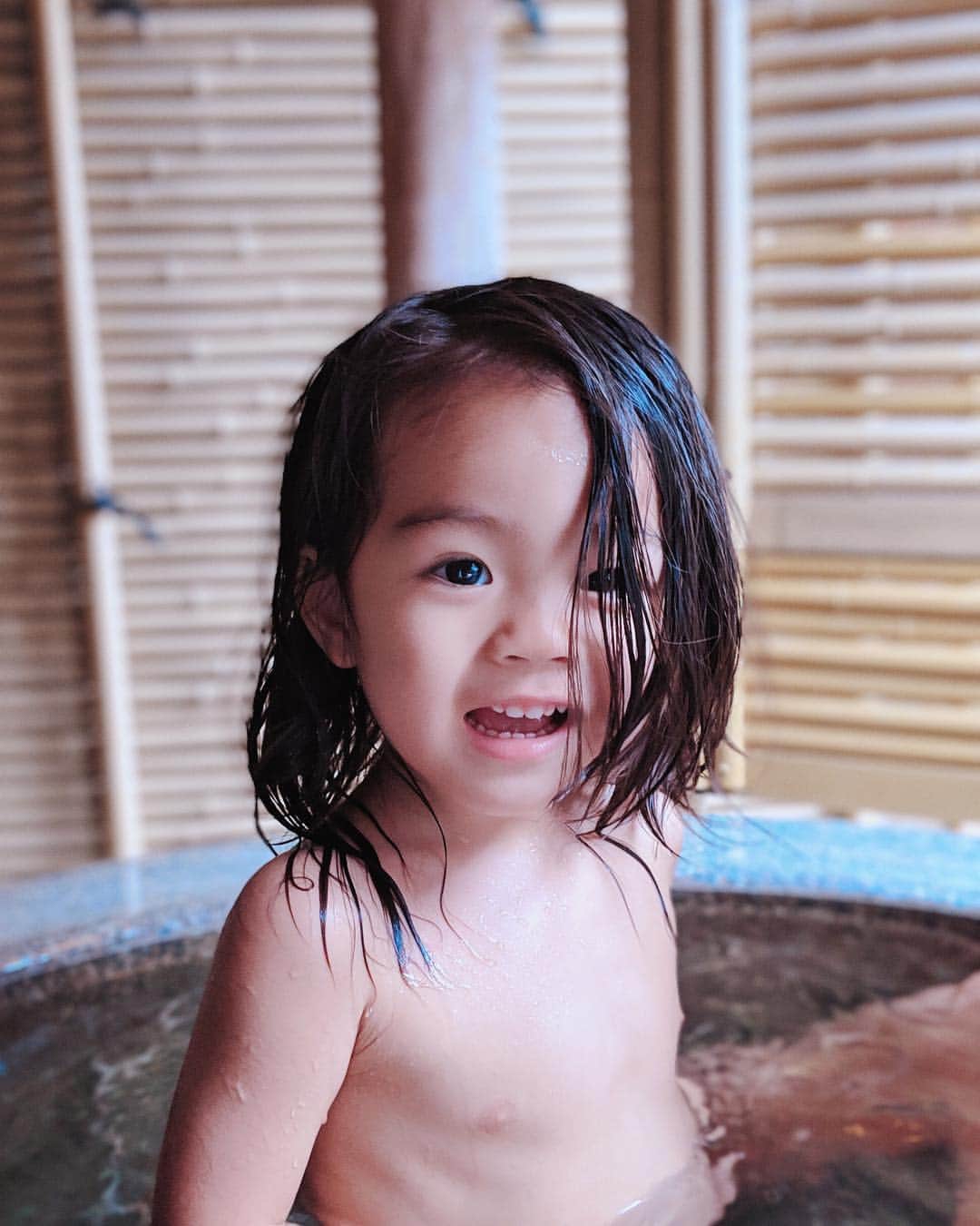 荻原桃子さんのインスタグラム写真 - (荻原桃子Instagram)「はじめての浴衣♨️ 週末じいじとばあばと一緒に温泉に行ってきたよー。  ミッキー さんにもお揃いの浴衣着せて大満足(この写真は脱げてるけど。笑)  金目鯛の煮付けと白米をもりもり食べました。  お魚の煮付けが大好きな2歳児。 楽しかったねー。  #eitokohashi #2歳1カ月」2月18日 19時42分 - momokoogihara