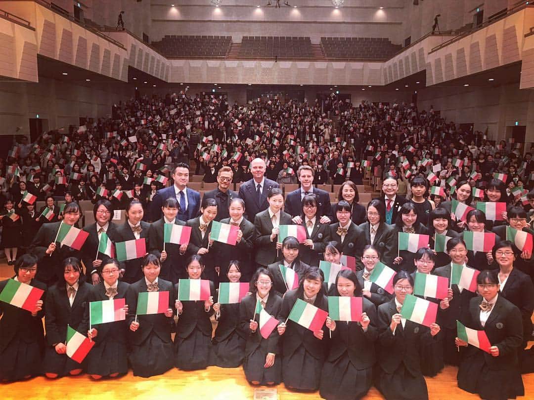 苫米地英人のインスタグラム：「洗足学園でイタリア王家サヴォイア家ジュニアナイト騎士育成プログラムの全世界第１回認定講座が開講された。プログラム開発担当に任命されていたので、光栄にも日本で世界最初の開講となった。37名がプログラムを修了しサヴォイア王家ジュニアナイトに叙任された。叙任式にはエマニュエル、イタリア王太子に合わせて、セルジュ、旧ユーゴスラビア王子、Atsushi騎士、武川日本代表事務局長、そして日本代表の私が参加した。このプログラムは最新の認知科学の成果を踏まえて、騎士道精神を基礎に、次世代のリーダーを育てるプログラム。完全無償で提供される。修了するとサヴォイア王家ジュニアナイト騎士団に入団が認められ、ジュニアナイトとして正式に叙任され本部の名簿に記載される。また、ミニチュアメダル勲章が受勲される。写真の壇上が叙任された騎士達 (保護者のSNS写真公開同意が間に合った騎士達だけなので写真は37名未満)と洗足学園の先生方、Atsushi騎士を含む騎士団関係者。  イタリア王家サヴォイア家ジュニアナイト騎士育成プログラム (“Royal House of Savoy Chivalry Excellence for Children”)は、認知科学の最新成果を反映し、騎士道をベースとした次世代のリーダーを育成プログラム。完全無償で全世界に提供される。現在、各国語への翻訳並びにプログラム教育者ボランティアを募集している。教師のトレーニングも完全無償で実施される。詳細は専用のサイトが近々上がる予定。  World’s first Royal House of Savoy Junior Knight Educational Program was held at Senzoku Gakuen Junior and Senior High School, very well known and highly decorated schools in excellence in high quality education in Japan.  37 students were awarded Royal House of Savoy Junior Knights after completion of the program.  H.R.H Prince Emanuele Filiberto di Savoia and H.R.H Prince Serge Karađorđević di Yugoslavia attended the awarding ceremony along with Knight Atsushi and other members of our order.  Since I was appointed the program development director, we are honored that the first program is held in Japan at this prestigious school. “Royal House of Savoy Chivalry Excellence for Children” educational program is developed with latest knowledge of cognitive, brain and related sciences with background of chivalry to learn leadership with honor and care for others, and to be creative and highly intelligent while accountable for actions.  The program is provided free of charge all over the world.  We are currently looking for volunteers to translate to other languages and teach the program.  We provide training for teachers free of charge.  We will have a dedicated web site soon for details.」