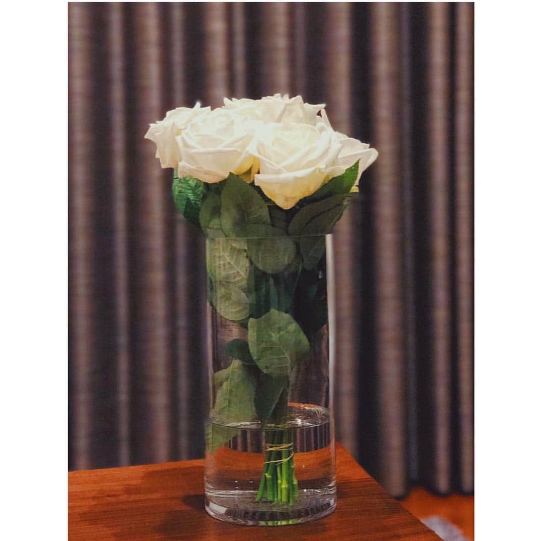 高梨臨さんのインスタグラム写真 - (高梨臨Instagram)「白いバラが好きなので、買ってみたら… 家の花瓶が想像より大きかった… #とりあえずそのまま挿す」2月18日 19時56分 - rintakanashi_official