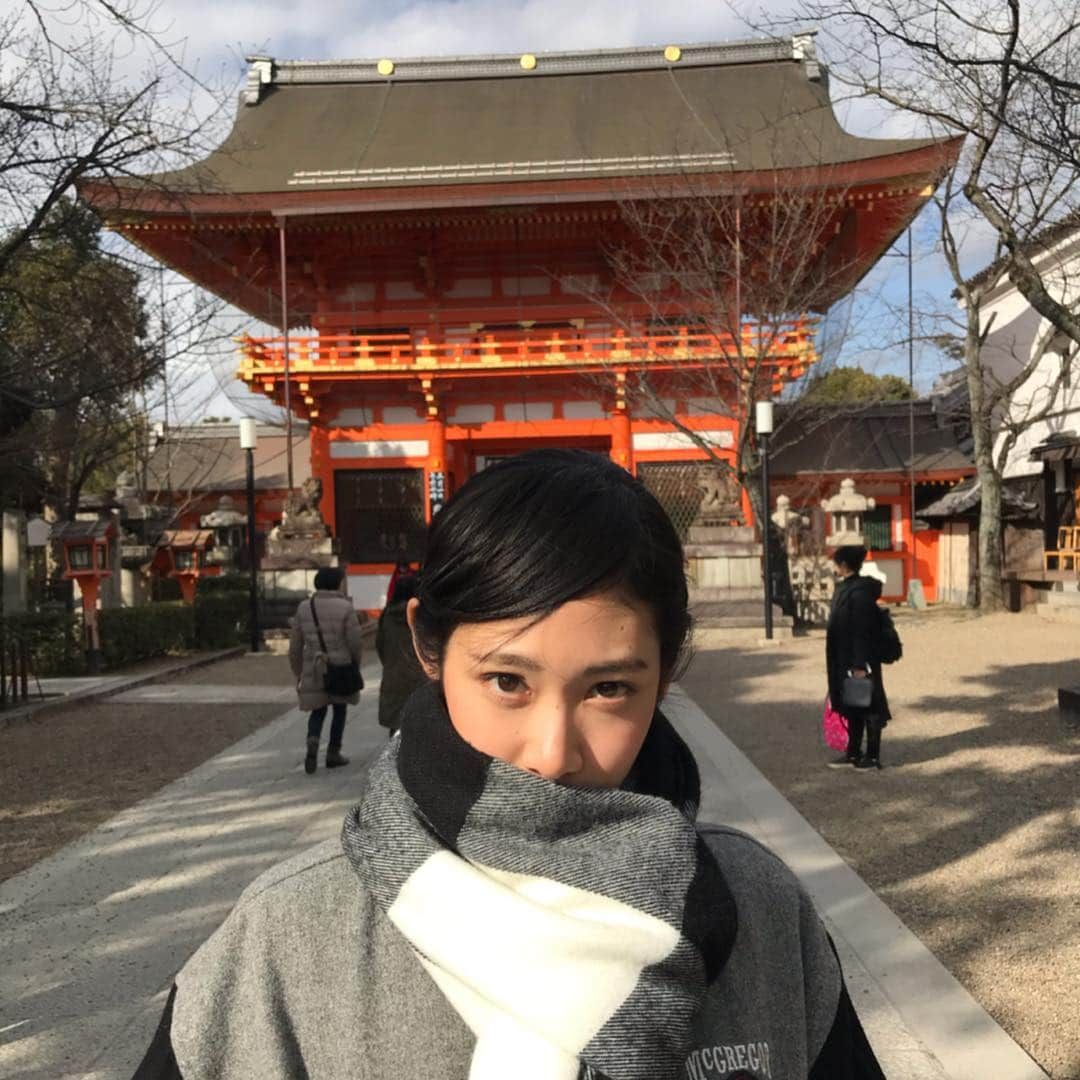 阿部純子さんのインスタグラム写真 - (阿部純子Instagram)「クランクインしたよ✨ 初日から エンジン全開で 今はもう動けない状態🚘 動くけどね！ ・ 新たにお仕事出来る方はもちろんですが、 今までお世話になった方々とご一緒できることも嬉しくてたまらないです！ ・ まだまだ至らないところもあるけれど、 このメンバーがいればわたしも大丈夫。 そう思える現場です。 ひとつひとつ、がんばろうっ がんばることを応援してもらえるのってうれしいな😆💕 ・ 写真は、前、母と一緒に八坂神社へ行った時のもの。 無事にはじまって頑張れるように祈願しておいたよ。 #まぶしい #ころころころ」2月18日 19時57分 - junkoabe_official