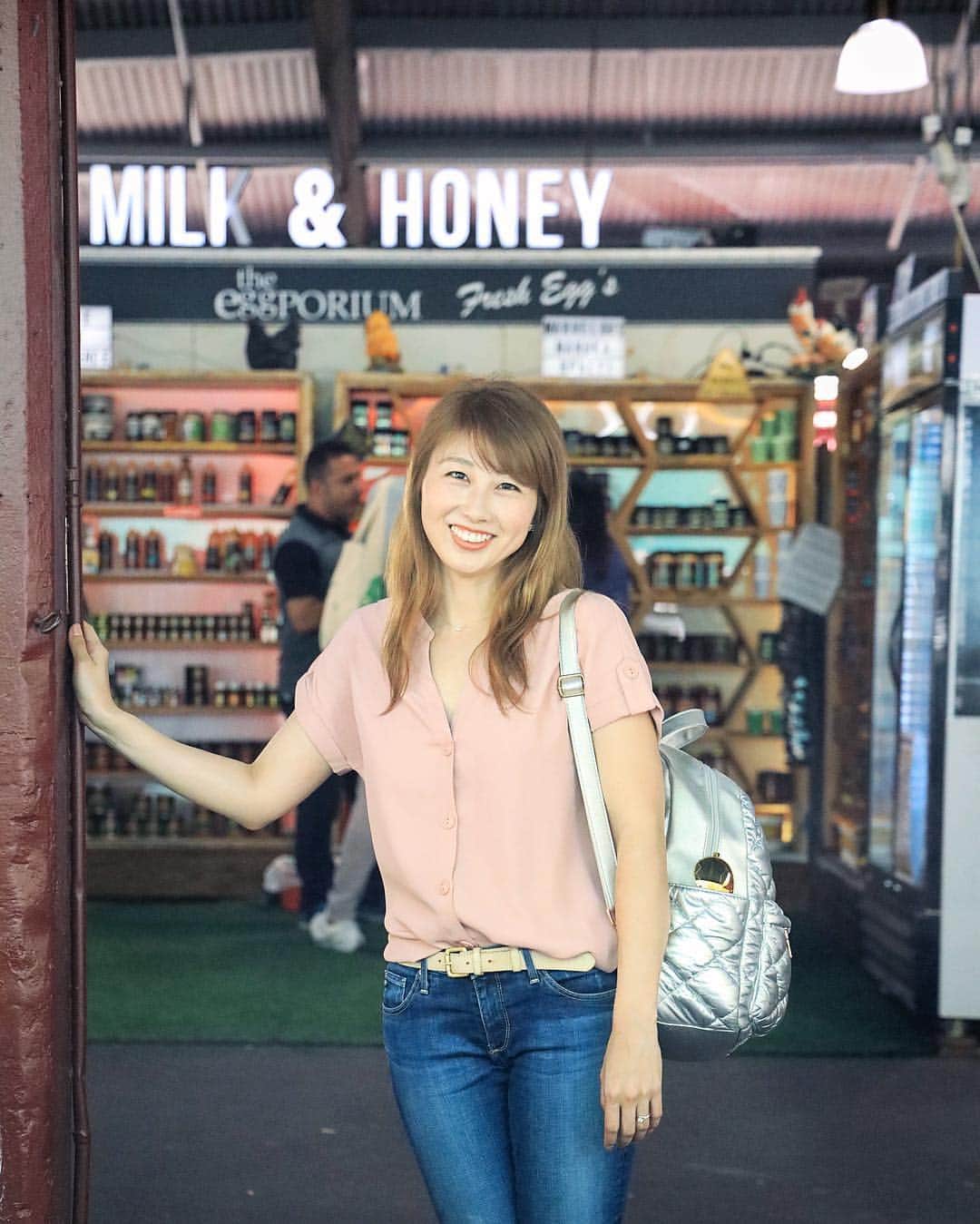 のインスタグラム：「Had fun at the Queen Victoria Market yesterday! There’s so much to see and so much to buy! On a short trip it’s a place you’d probably on visit once, but since we’re “living” here we’ll definitely make this place a part of our weekly routine! Gotta check out the night market as well! Got some meat and veggies to make curry :) ﻿ ﻿ 昨日は、クイーン・ビクトリア・マーケットに行ってきました😊 かなり大きい市場でびっくり！旅行だと一度限りですが、生活となるとルーティンにできる👍 週一で通いたい❤️ ナイトマーケットも行#ノマドファミリーってみないと！昨日はおさるさんのリクエストでカレーの具を買って帰りました🍛﻿ ﻿ #australia #melbourne #market #オーストラリア #メルボルン #マーケット #ノマドファミリー #プチ移住 #ちか旅」