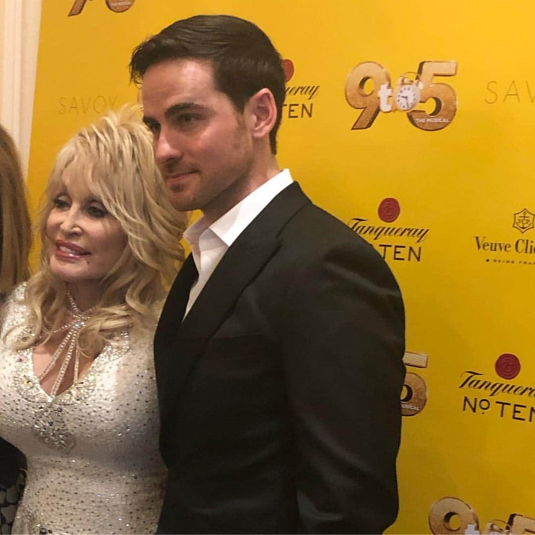 コリン・オドナヒューさんのインスタグラム写真 - (コリン・オドナヒューInstagram)「Great night at the 9 to 5 premiere! Thank you @dollyparton for having us. Thank you @louiscopeland_and_sons for kitting me out for the event. #9to5 #goodtimes」2月18日 21時07分 - colinodonoghue1