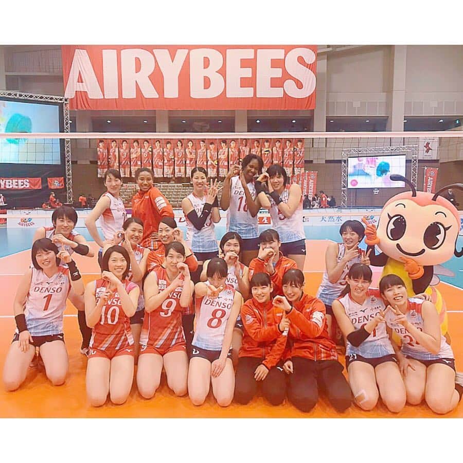 大竹里歩のインスタグラム：「🐝 DENSOAIRYBEESホームゲーム✨ たくさんの方が来てくれて とても嬉しかったです💓!! .  もっともっと愛されるチームに なれるようみんなで頑張ります🤘 . 私たちのHGに携わってくれた全ての方に 本当に感謝の気持ちでいっぱいです☺️♥️ . ありがとうございました(*^^*)♪ . #デンソーエアリービーズ #ジャッキーとおたけ #富山の雪が綺麗ではしゃぐ私たち」