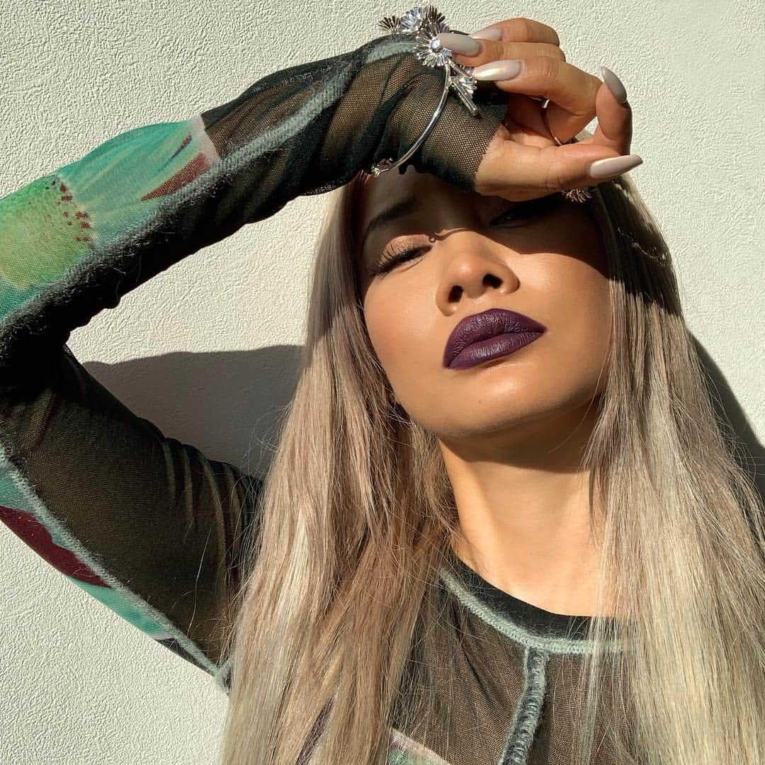 YOONさんのインスタグラム写真 - (YOONInstagram)「That face you make when you feelin ur dark lipstick 🖤  #STUNNA in #UNDEFEATED 🖤 #FENTYFAMILY」2月18日 21時36分 - yoon_ambush