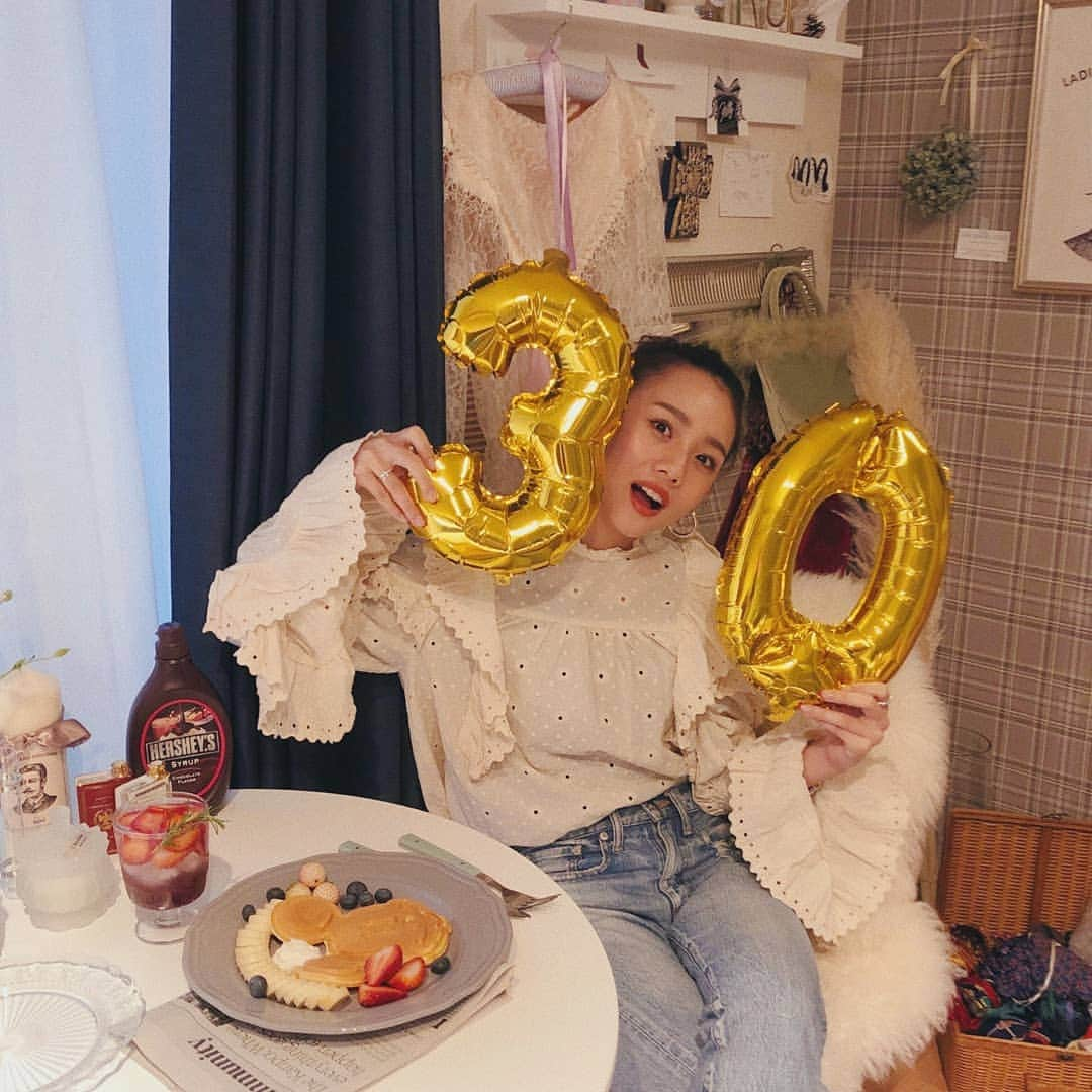 伊原葵さんのインスタグラム写真 - (伊原葵Instagram)「300k♡♡30歳ではない！笑 (スライドしてみて。ヒートテック丸見えはスルーで。笑) . . ついにフォロワーが30万人にっ！ おめでとう～って　@kasimegu さんが こんなサプライズしてくれた🎉 嬉しかった～っ！ありがとうございます🙏😍 フォロワー様いつも本当にありがとう☺️💕 時には落ち込んでしまうこともあるけど、私らしく！！ 本当周りに感謝でいっぱい。 みんなの応援を感じるたびに、 また頑張ろうって思える👍😊 これからもこんな私だけど みんなよろしくねーっ☺️❤️❤️ もっともっとがんばるよ💪💪 I love everyone💗💗💗 . . #300k」2月18日 22時06分 - aoi186