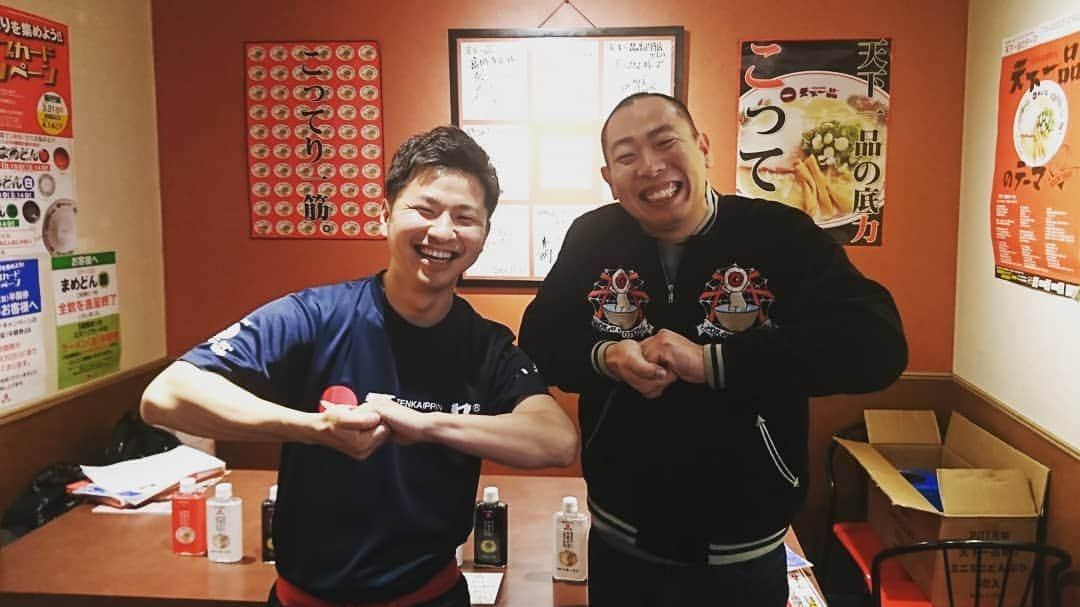 松本康太さんのインスタグラム写真 - (松本康太Instagram)「限定『こってりチーズパンラーメン』スープを吸って柔らかくなったパンが絶品！今日は天下一品 ファンの集い2019 in 高円寺 にプライベートで行ってきました(^-^)♪ダメもとでハガキを出したら、なんとファン30人の１人に選ばれました(^O^) 天下一品愛を１人ずつ語るコーナー、天下一品どんぶり間違い探し、社長自ら作るチーズパンラーメン試食会、グッズ抽選会などなど、天下一品愛を深めてきました♪抽選会では、MCをされてた声優の高橋美佳子さんのサイン入りどんぶりが当たりました！社長とも写真をパシャり＼(^o^)／！#京都出身 #天下一品 #大好き #こってりラーメン#限定 #チーズパンラーメン #美味しい #ラーメン #天下一品ファンの集い #高円寺 #東京#声優 さん#高橋美佳子 さん #天下一品高円寺店 #レギュラー松本 #あるある探検隊」2月18日 22時22分 - aruarutankentai.matsumoto