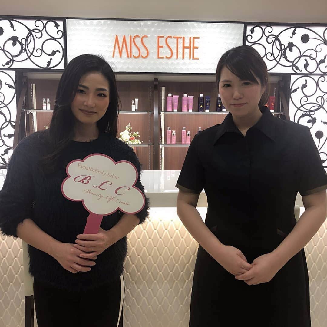 永吉令奈のインスタグラム：「BLC横浜西口店さん @blc_esthe  肌解析をして頂きました😊✨ 肌年齢は予想通り。。 実年齢より上いってました😱💧 トータルで31歳だけど 透明度は57歳(笑)  キメは46歳。。(笑)  ショックすぎる(笑) どれだけお肌ケアをおろそかにしてるか分かりました😂  BLCさんでは肌解析をした上で適切なケアをしてくれます😊✨ 自分の肌の状態を知って、どんなケアが必要か知りたい方はぜひBLCさんへ😊✨ 横浜駅から徒歩6分程度です🌟  特別なケアありがとうございました💓  #フェイシャルエステ #肌解析 #BLC横浜 #フェイシャル #エステ #ベストオブミス神奈川 #女子力 #フェイシャルケア #スキンケア #横浜エステ」