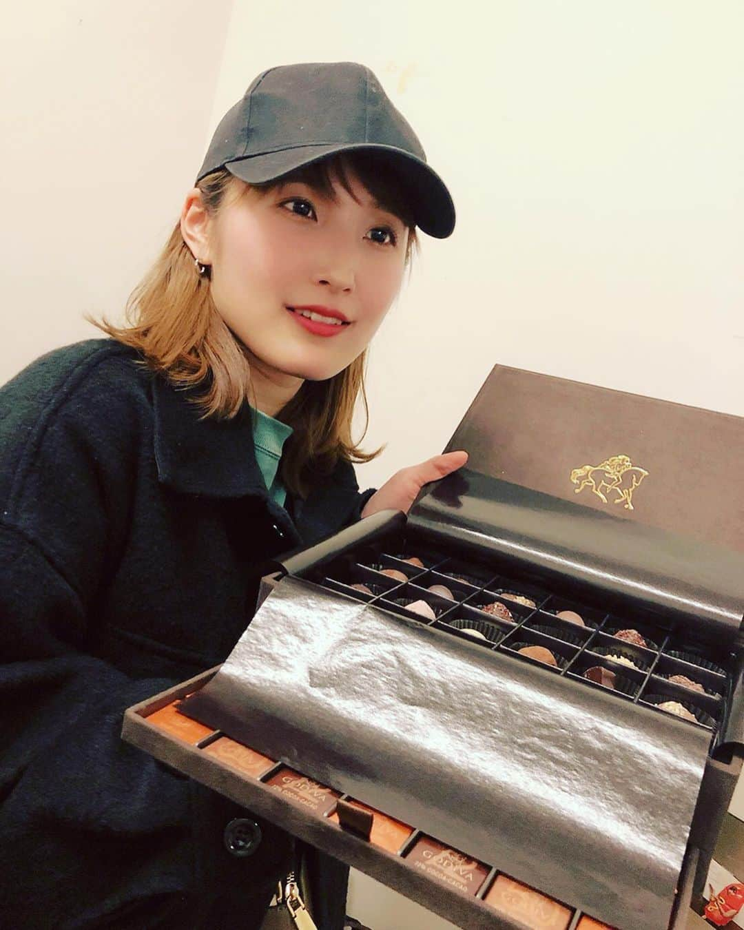 内山命のインスタグラム：「GODIVAにテンション上がる女。 . #godiva #チョコレート #🍫」