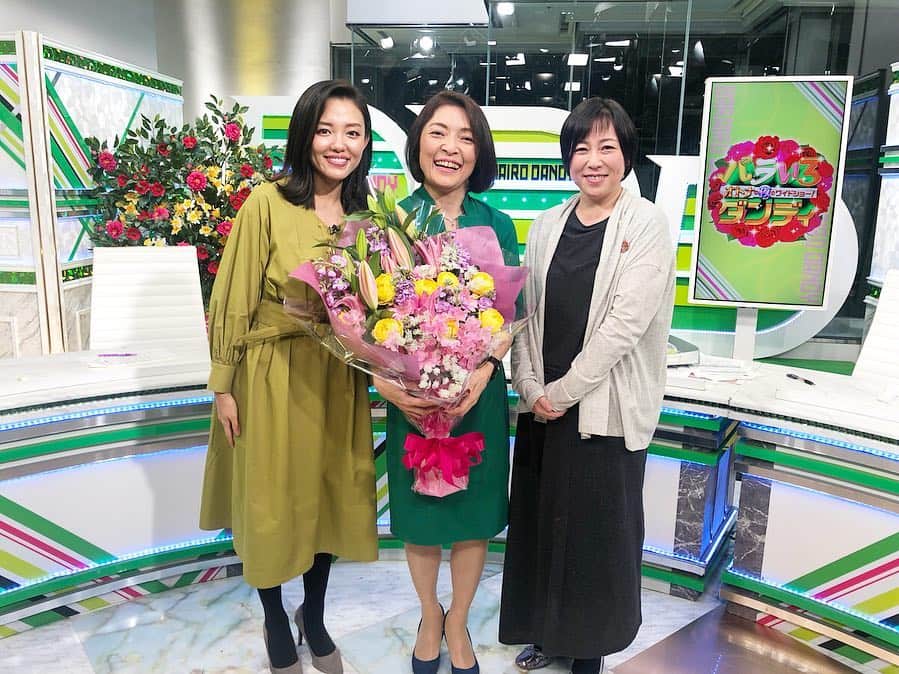阿部優貴子のインスタグラム：「勝間和代さんが、今日で卒業🌹 様々なニュースを受けての勝間さんのコメントの数々は、毎回とても勉強になることばかり。わたし自身、たくさんメモに残してます。ご一緒できてとても嬉しかったです。三年間お疲れ様でした！ * #バラいろダンディ #勝間和代 さん #倉田真由美 さん ＃武井壮 さん #川合俊一 さん #蝶野正洋 さん #木下彩音 ちゃん」