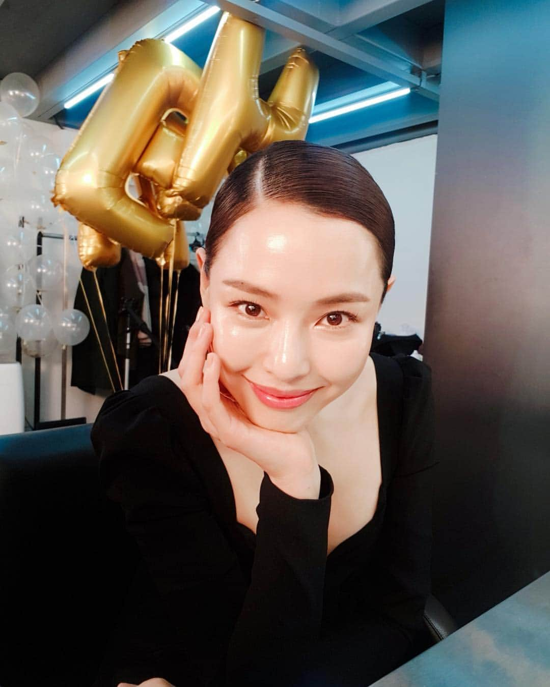 イ・ハニさんのインスタグラム写真 - (イ・ハニInstagram)「Hello! #bobbibrown . 하이컷 3월호에서 만나요!  오늘 하루도 수고햇어요 다들!! 😜💋」2月18日 23時27分 - honey_lee32