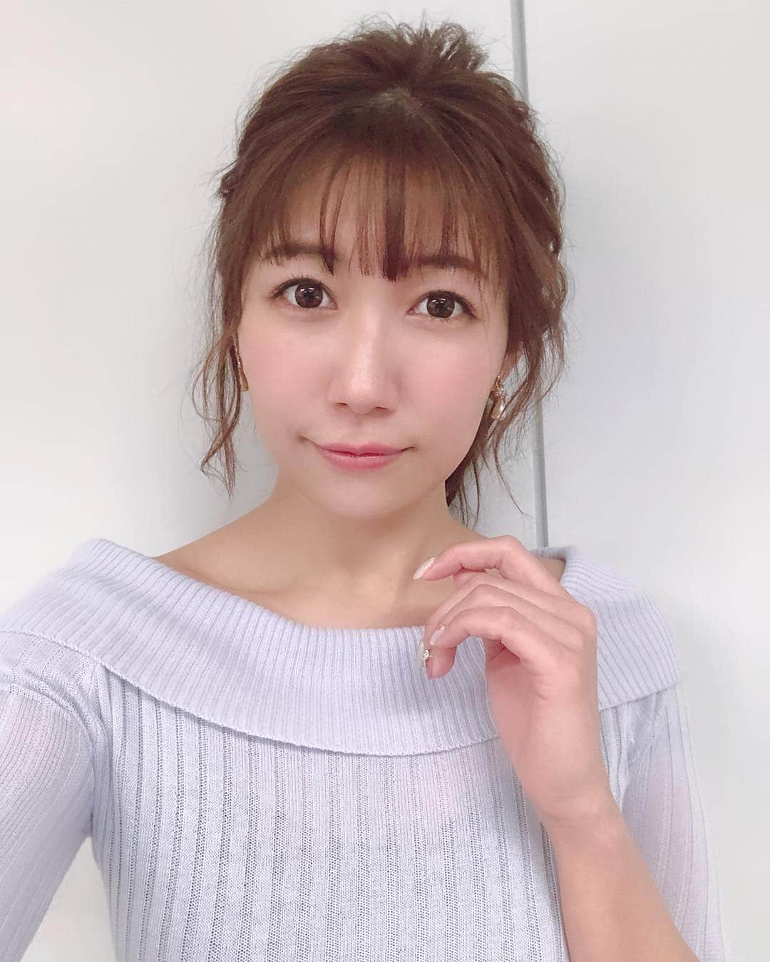 穂川果音さんのインスタグラム写真 - (穂川果音Instagram)「今日のヘアスタイルは、ポニーテール^_^  雨だし、スッキリとポニーテールでまとめちゃいましょう♪  #アベプラ #abematv  #weather #weatherforecast #気象予報士 #穂川果音 #instastyle #instahair  #ヘアアレンジ #巻き髪 #hair #hairstyle #hairarrange #ほかのん #hairstyles #イヤリング #hairstyling #おしゃれ #雨の日アレンジ #冬コーデ #アップスタイル #雨の日対策 #ポニーテール」2月18日 23時27分 - hokawakanonn