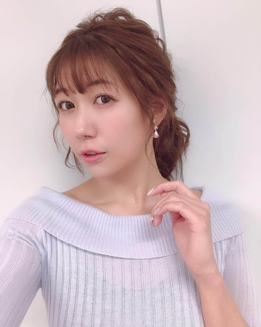 穂川果音さんのインスタグラム写真 - (穂川果音Instagram)「今日のヘアスタイルは、ポニーテール^_^  雨だし、スッキリとポニーテールでまとめちゃいましょう♪  #アベプラ #abematv  #weather #weatherforecast #気象予報士 #穂川果音 #instastyle #instahair  #ヘアアレンジ #巻き髪 #hair #hairstyle #hairarrange #ほかのん #hairstyles #イヤリング #hairstyling #おしゃれ #雨の日アレンジ #冬コーデ #アップスタイル #雨の日対策 #ポニーテール」2月18日 23時27分 - hokawakanonn