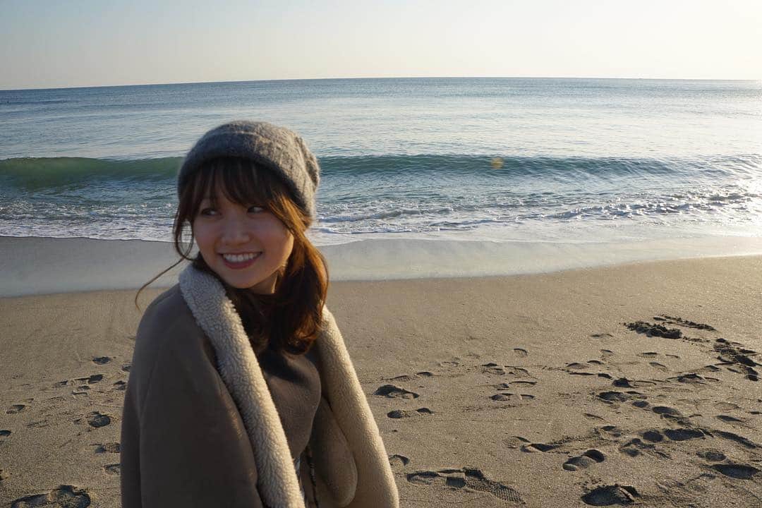 高尾苑子のインスタグラム：「浜辺シリーズ🏖 砂浜より海の中のほうがあったかいんよ〜！しっとった？？🙃💭 #winter #sea #seaside #view #アイドル #idol #photography」