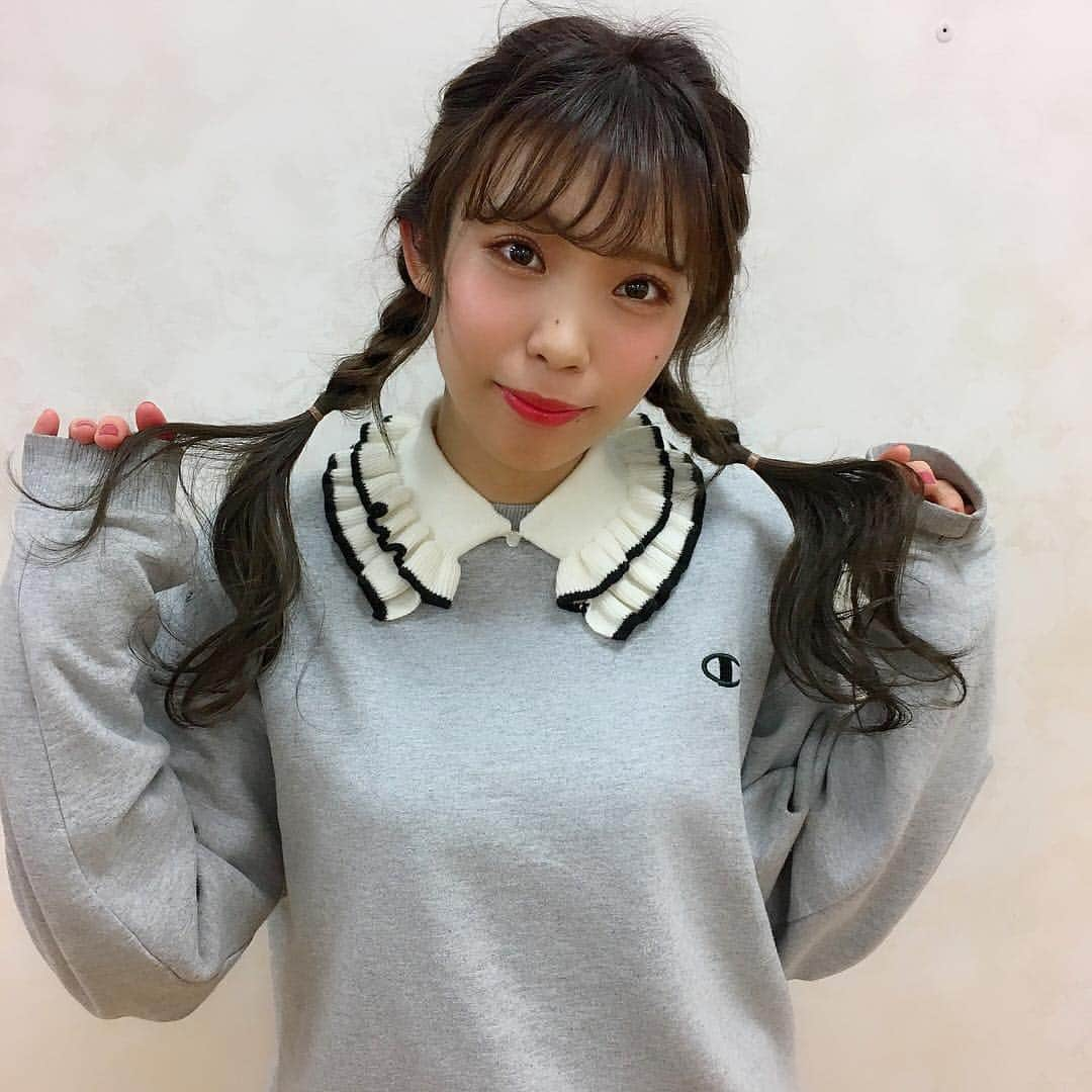 斉藤めぐさんのインスタグラム写真 - (斉藤めぐInstagram)「. . ボウリングの時のヘアアレンジ🧸💓 編み込みすると大体かわいくみえる素敵💓笑 . #ヘアアレンジ #シースルーバング #編み込みアレンジ #つけ襟 #wego #スウェット #champion」2月19日 0時27分 - megusaitou