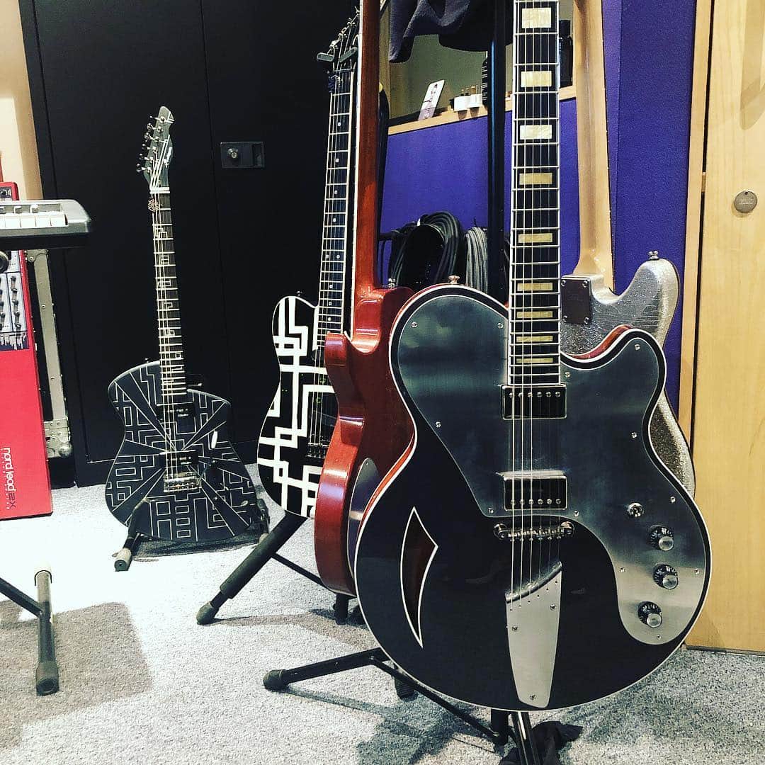布袋寅泰さんのインスタグラム写真 - (布袋寅泰Instagram)「Guitars in the studio  #ギタリズム6 #recording #tomoyasuhotei #布袋寅泰 #guitar」2月19日 0時22分 - hotei_official