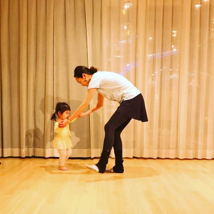 のインスタグラム：「きこたま春からバレエ始めることにしました。3〜4頭身のぽちゃぽちゃバレリーナかわいい😘😘😘 きっかけは保育園のおたのしみ会の演技が楽しそうで目がビー玉みたいにきらきら輝きを放ってたので、踊り好きなのかなー？と。(わたしは小さい頃、好きだった)それから家でもお歌や踊りをさせていました。  好きになってくれたら嬉しいし、好きにならなかったら辞めたらいいしね。  #今日のきこたま #1歳8ヶ月」