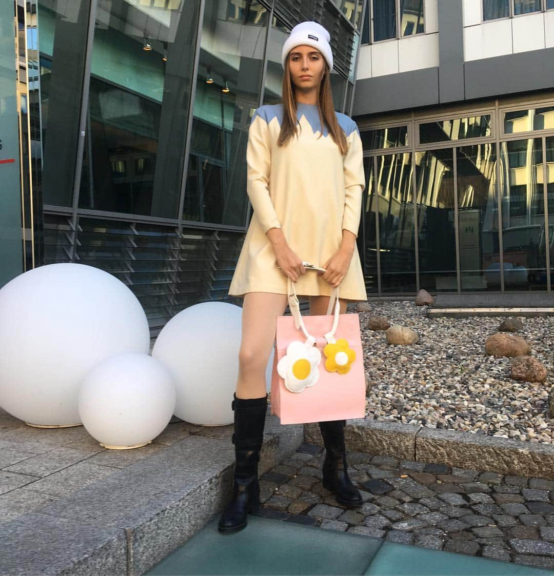 ジョン リベのインスタグラム：「When Winter meets Spring 🌸❄️ . . . . . . . #johnribbe#johnribbefashion#handbag#bag#winter#spring#handbags#bags#flowerbag#flower#charmbag#pinkbag#sac#handtasche#winteroutfit#dress#fashion#style#fleur#rose#baglover#bagaddicted#snowball#wintermeetsspring#flowerpower #leatherbag」