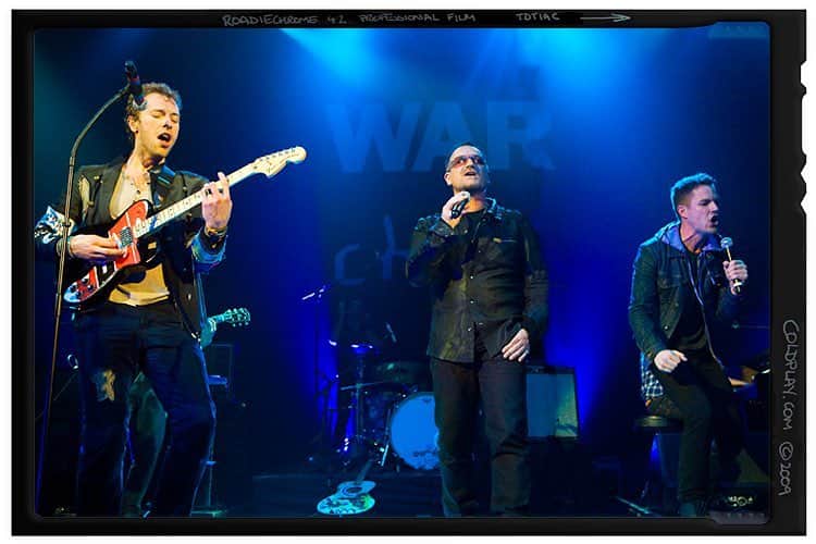 Coldplayのインスタグラム：「Ten years ago tonight, Coldplay played a very special post-@brits show with @thekillers for @warchilduk at London's Shepherd's Bush Empire, where the band were joined for a memorable encore by Bono, Brandon Flowers and Gary Barlow. 📷 R42」
