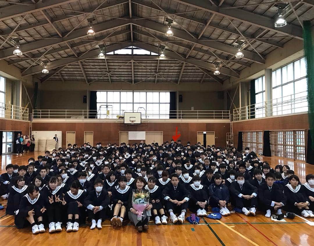 佐野優子のインスタグラム：「. 静岡県磐田市へ🏫 . あいにくの雨☔️でしたが、 素敵な生徒さん達に迎えて頂き良い時間を送れました◡̈⃝ᵗʱᵃᵑᵏઽ* . . よ〜く見たら後ろでアピールしてる👏🏻 . #磐田北高校  #バレーボール部 #ジュビロ磐田 #カラスじゃなくて #三光鳥」