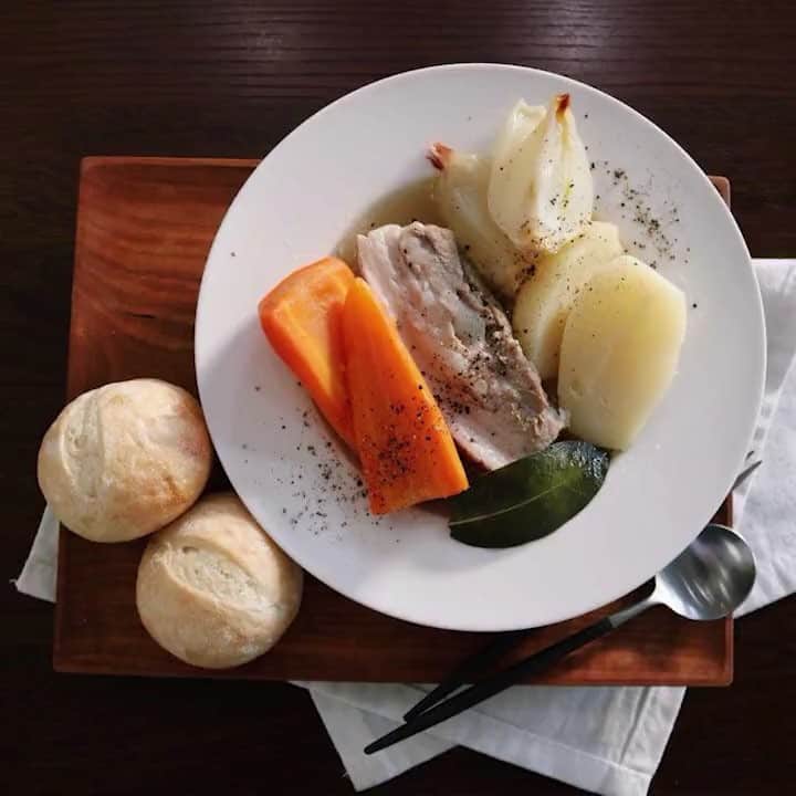 ゆかり/yukariのインスタグラム：「macaroni ✕ Pan＆（@pand_stylebread）の企画で365人のインスタグラマーが参加する、「365日のパンとスープ」のメンバーとして企画に参加しています。 今日は、パンとスープがあればいいね。というコンセプトのもと（最高です）、皆様がパンに合うスープレシピを考案しています。 私が作ったのは、塊肉のシンプルポトフです。簡単で美味しくできました（切って煮るだけですからね）。 この素敵企画、明日投稿するインスタグラマー様は、@euglena_12さんです。ぜひご覧ください！ * なお、本企画においてスープのレシピを考えてくださるメンバーを募集しています。 こちらも以下URLまたはmacaroni編集部アカウント（＠macaronimate）のプロフィールリンクよりご応募いただけます。 応募URL：https://goo.gl/wChA9h * * * #365日のパンとスープ  #マカロニメイト  #pand　#冷凍パン  #パンド #リベイク #おうちごはん #うちごはん #昼ごはん #ランチ #昼食 #料理 #手料理 #食卓 #自炊 #家庭料理 #料理好きな人と繋がりたい #暮らし #テーブルコーディネート #food #foodpic」
