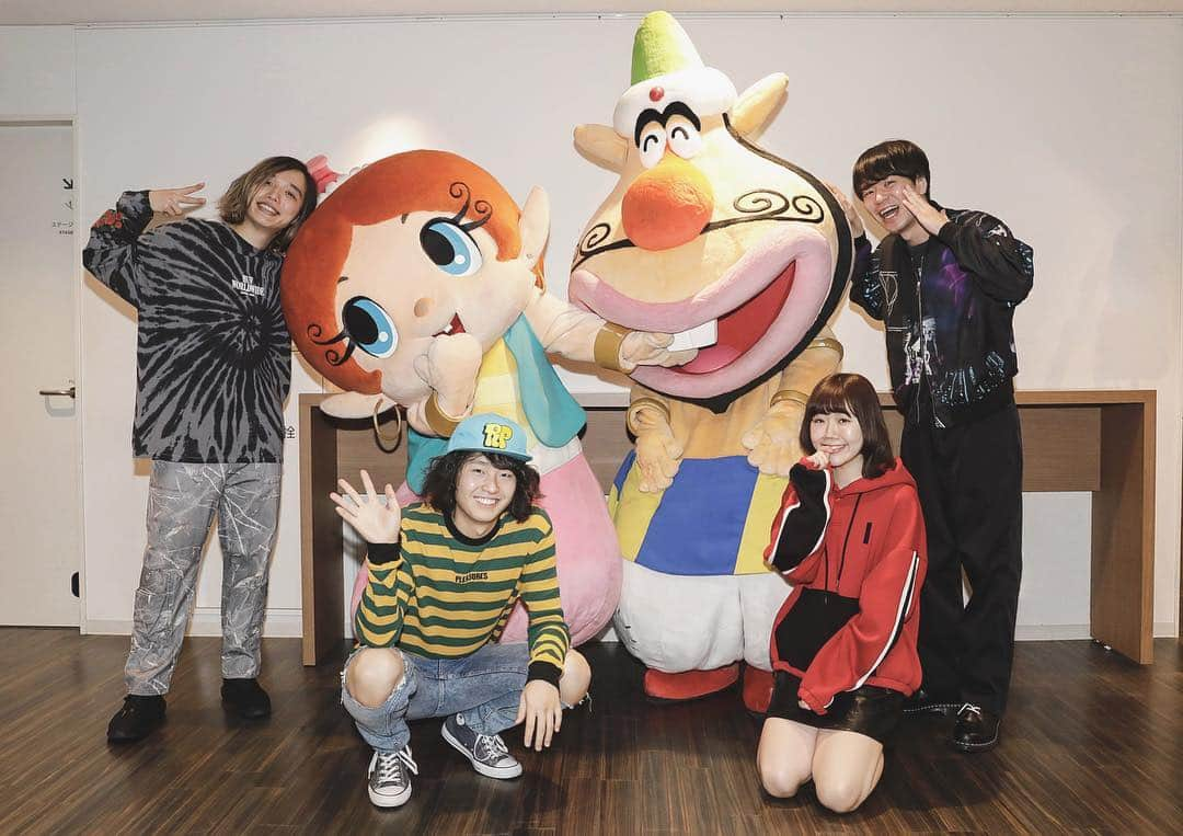 ShiggyJr.さんのインスタグラム写真 - (ShiggyJr.Instagram)「#DTTMtour FINAL@EX THEATER ROPPONGIにてアニメ『パンドラとアクビ』の主題歌に決定している新曲「D.A.Y.S.」を初披露&なんと楽屋にあくびちゃんとはくしょん大魔王が遊びに来てくれました‼️🙌💐✨アニメと新曲の続報をお楽しみに💫(ス) 📷photo by 田中聖太郎写真事務所 #パンドラとアクビ #主題歌 #DAYS #EDテーマ #BURN #あくびちゃん #はくしょん大魔王 #前歯つかみポーズ」2月19日 19時23分 - shiggy_jr