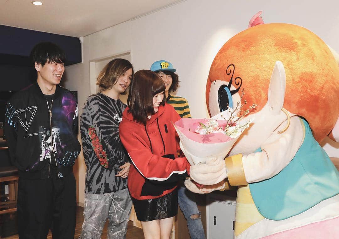 ShiggyJr.のインスタグラム：「#DTTMtour FINAL@EX THEATER ROPPONGIにてアニメ『パンドラとアクビ』の主題歌に決定している新曲「D.A.Y.S.」を初披露&なんと楽屋にあくびちゃんとはくしょん大魔王が遊びに来てくれました‼️🙌💐✨アニメと新曲の続報をお楽しみに💫(ス) 📷photo by 田中聖太郎写真事務所 #パンドラとアクビ #主題歌 #DAYS #EDテーマ #BURN #あくびちゃん #はくしょん大魔王 #前歯つかみポーズ」