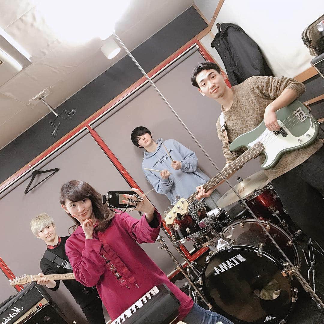 のインスタグラム：「明日のliveのサポートメンバー🎶  ギター🎸 AKANEソロLIVEでお馴染みのたっちゃん💡今回はアコギではなくエレキギター！イシイアイキさんのサポートもするって！そちらはアコギかな？？ 、 、  ドラム🥁 海音(かいと)。最年少。高2。タピオカ大好き。高2。 、 、  ベース🎻 2.3枚目で鏡の切れ目で顔がぶった切られてますLeoです。 AGUというバンドやってます。UGGちゃいます。  明日、渋谷TAKE OFF 7 で！ 私の出番は20:30頃から！  司会はなんと 奥華子 さん！  ご予約、飛び込み、どちらもお待ちしてます❤️！！ 🔸 2月20日@渋谷TAKE OFF7🔸 pirisound presents ニューカマー＆ガールズライブ🎵 http://www.secure-cloud.jp/sf/1413791892xQtcSsKq  #福田朱子 #AKANE #singer #live #shibuyatakeoff7 #奥華子 #リハーサル #お待ちしてます！」