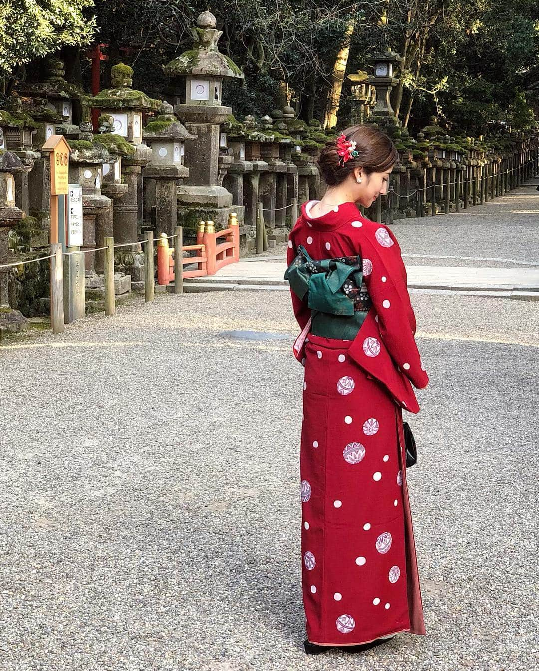 雨宮みずきさんのインスタグラム写真 - (雨宮みずきInstagram)「． 世界遺産でもある奈良県の 春日大社へ行ってきました😌⛩ ． お着物を着て参拝も気が引き締まるし 背筋もピシッとしました‼️ 赤の着物に緑の帯って斬新❤️💚 レトロな柄が可愛かった☺️ ． 猫背予防には着物着るの すごくいいと気付いたの！！w 次の日は必ず背中が筋肉痛！！🤣笑 ． #春日大社 #春日大社参道 #奈良旅行 #奈良観光 #奈良公園 #奈良が好き #着物 #和服 #着物レンタル #レンタル着物 #和装 #着物ヘア #着物女子 #赤着物 #レトロ着物 #帯結びアレンジ #着物コーデ #wafuku #wasou #kimono #yukata」2月19日 19時55分 - ammymzk0926