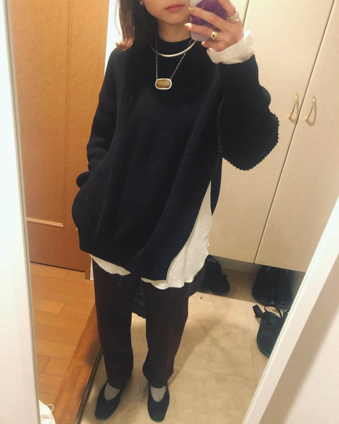 野尻美穂さんのインスタグラム写真 - (野尻美穂Instagram)「今日の服！ #撮れなかったから家 #knit @unused_inc  #Tshirt @todayful_official  #pants @6______roku  #shoes @elin_official_jp  #necklace @prefer_ships_newoman_shinjuku  #iphonecase @ideasandpainting すごく沢山DMありがとうございます😊 まだまだ届くのですが、この投稿を見てくださいねっ🙏 身長は161だよ！（何百回目🤣）」2月19日 20時01分 - miho_cocoa