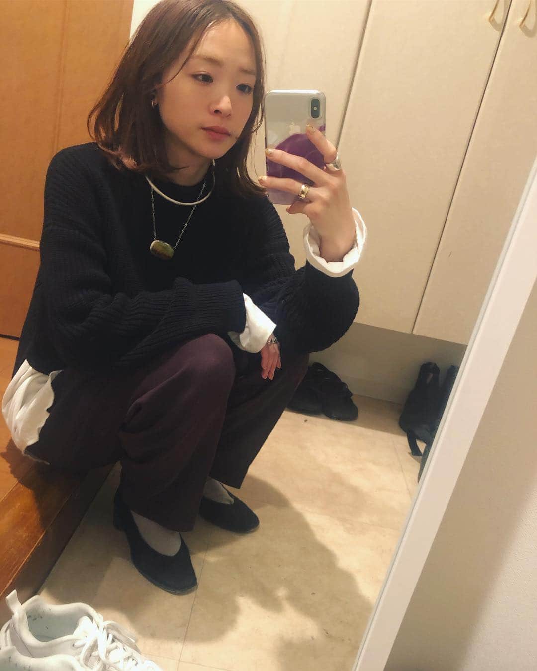 野尻美穂のインスタグラム：「今日の服！ #撮れなかったから家 #knit @unused_inc  #Tshirt @todayful_official  #pants @6______roku  #shoes @elin_official_jp  #necklace @prefer_ships_newoman_shinjuku  #iphonecase @ideasandpainting すごく沢山DMありがとうございます😊 まだまだ届くのですが、この投稿を見てくださいねっ🙏 身長は161だよ！（何百回目🤣）」