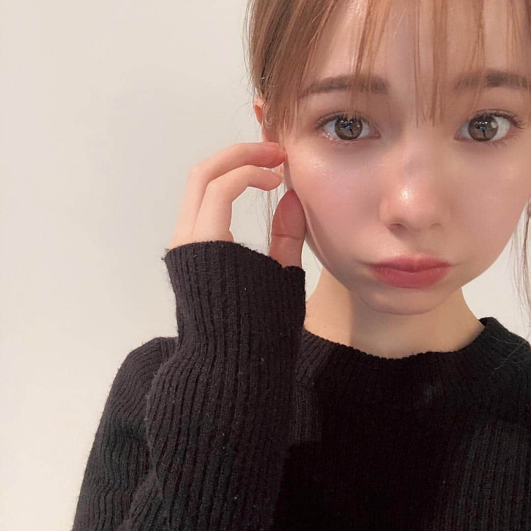 柴田あやなさんのインスタグラム写真 - (柴田あやなInstagram)「みんな〜！お久しぶり〜！！！﻿ 柴田です、生きてます。﻿ ﻿ なかなかインスタ投稿できずごめんなさい。﻿ 実は最近色々とあって、心に余裕がなくなってしまっていました。﻿ ﻿ SNSから少し離れて、いつもお仕事でお世話になっている方たちや大好きな人たちとハッピーな時間をたくさん過ごして、わりともう元気！！！﻿ 自分がハッピーでいれば周りもハッピーになれるもんね！ハッピーハッピー！﻿ ﻿ 今日からまたインスタたくさんアップできるようにがんばります。みんな見捨てないでね、、😒 ﻿ ﻿ 今日は ar の撮影 🌹﻿ すずきさんのメイクだいすき。今日は10パターンくらい顔変えた。 たくさんのページに載せてもらうのでまたお知らせします！待っててね〜！」2月19日 20時31分 - shibaobasan