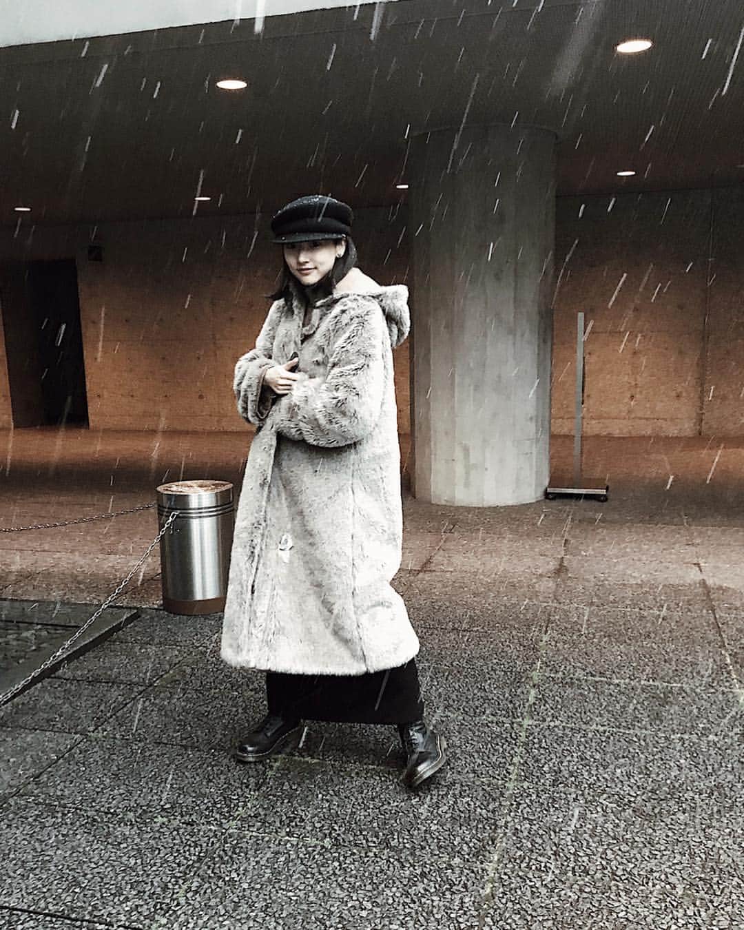 武田玲奈さんのインスタグラム写真 - (武田玲奈Instagram)「この間東京で雪降った時 ！  思わず写真取っちゃう ☃  #hangout with @miku_uehara ♡ 🧥古着 🎩CA4LA」2月19日 12時47分 - rena_takeda