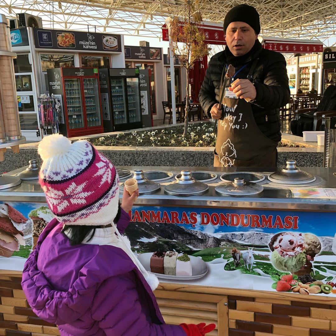 白木夏子さんのインスタグラム写真 - (白木夏子Instagram)「トルコアイス。写真は伸びてないけど。のびるのはゆりの根が入っているからなんだそうです😳 #turkey #トルコ #トルコアイス #ポヨ子 #ポヨ子との旅  #journey #travel #旅」2月19日 13時31分 - natsukoshiraki