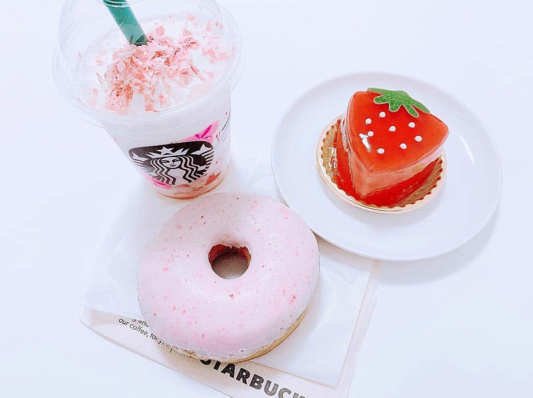 大盛真歩さんのインスタグラム写真 - (大盛真歩Instagram)「🌸 . #starbucks の新作飲んだ～！︎︎︎︎︎☺︎ . 桜！！！ドーナツも桜！見た目が可愛い😭💓 . そして、いちごのケーキも見た目重視で買ってしまった笑🍓 . 本当はカフェ巡りしようとしたけどめんどくさくなってお家でなんちゃってカフェした☕✧ . #すたば新作 #スターバックス #ケーキ #いちご #お家カフェ  #置き画くら部 #置き画」2月19日 13時32分 - maho_usagi