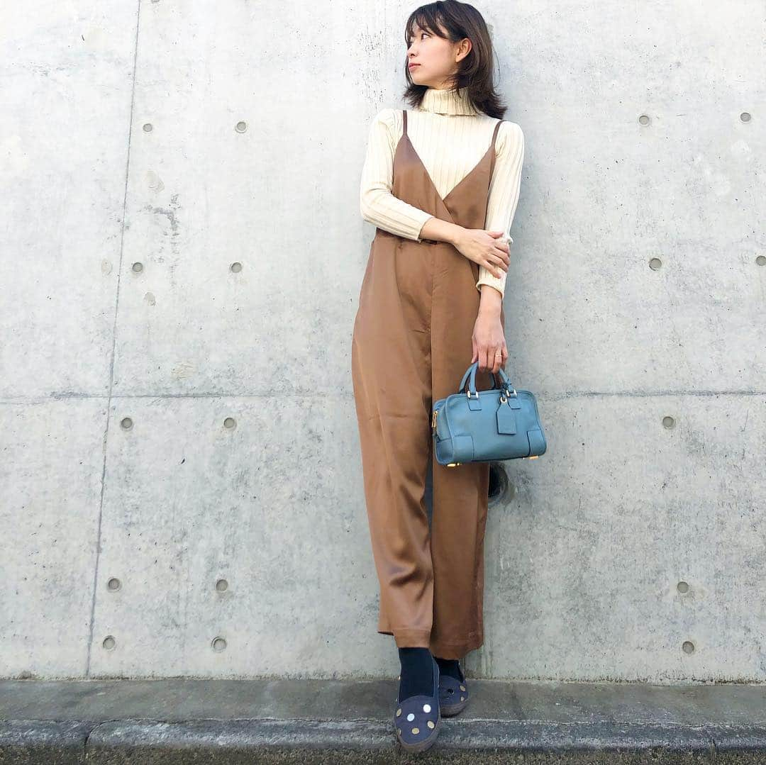 筧沙奈恵さんのインスタグラム写真 - (筧沙奈恵Instagram)「brown×blue ・ たくさん動く日は、動きやすいサロペットで😌 ・ ナチュラルなブラウンに、爽やかなブルーの組み合わせが好き❤️ ・ #outer #myselfabahouse #マイセルフアバハウス #tops #fifth #フィフス #overalls #lepsim #レプシィム #shoes #TODS #bag #LOEWE #ロエベアマソナ ・ #ママコーデ #ママファッション #instafashion #fashion #きれいめカジュアル #カジュアルコーデ」2月19日 13時38分 - sanaekakei