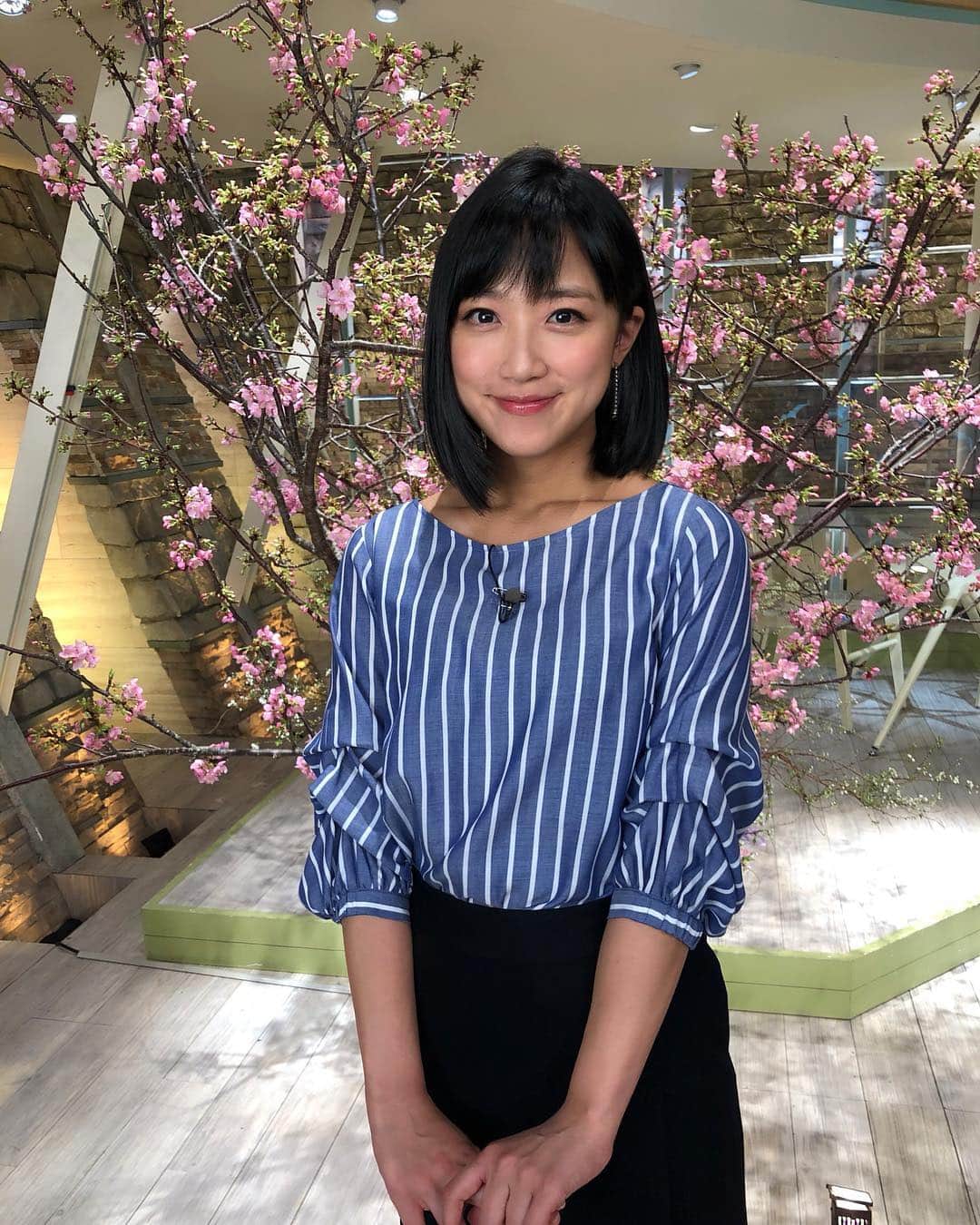 竹内由恵さんのインスタグラム写真 竹内由恵instagram 昨日は沖縄から中継でしたが 今日からまた東京に戻ってお伝えします 先週の衣装です １枚目 ブラウス Clear Impression クリアインプレッション スカート 7 Idconcept セブンアイディーコンセプト ２