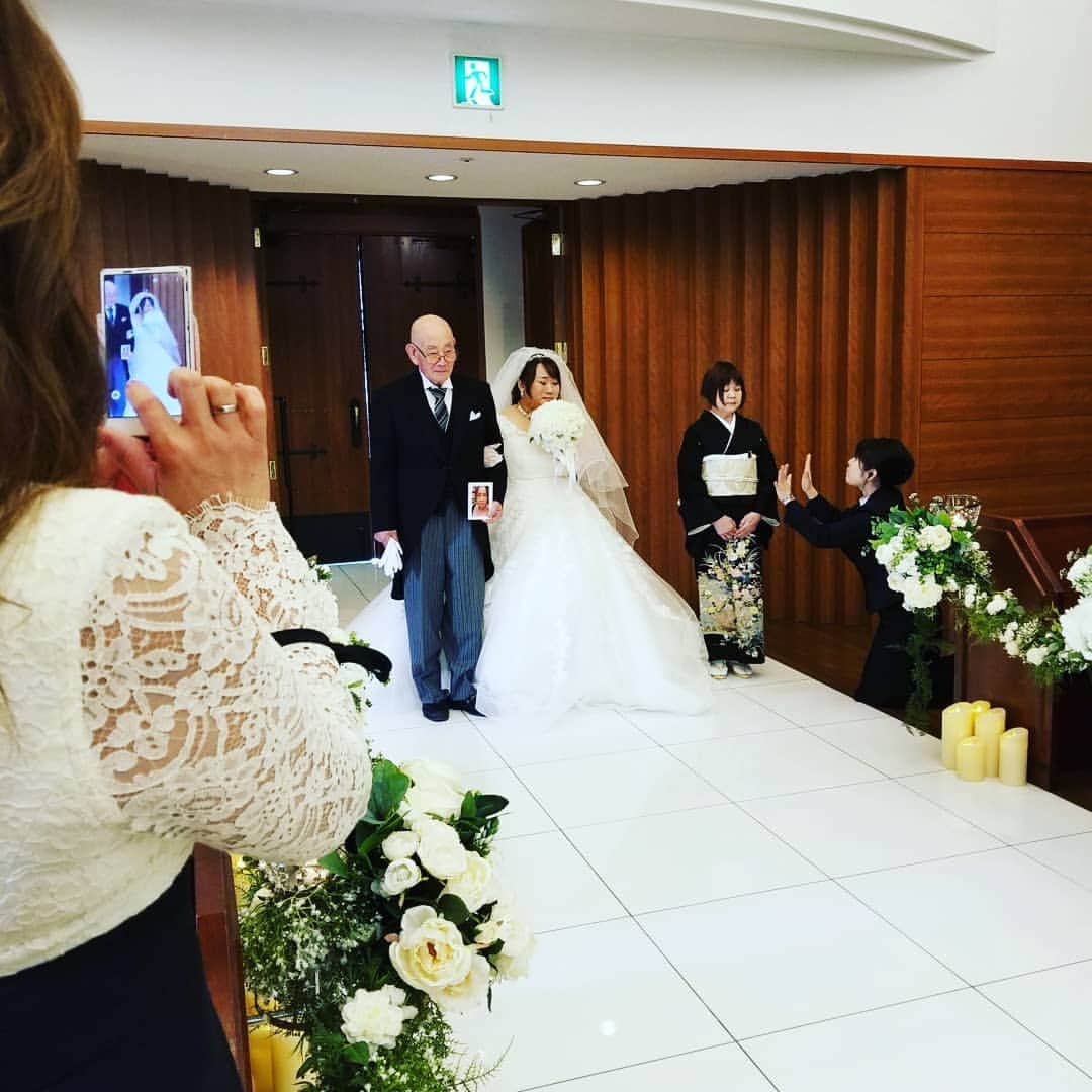 八つ橋てまりさんのインスタグラム写真 - (八つ橋てまりInstagram)「あややの結婚式♡♡♡ 呼んでいただきましたー😄💕 あやや綺麗だったよー💯✨ 感動したなぁ。 涙腺が、本当に弱っていってます。  そして、式場が物凄く良かった✨ 今までで１番かも😳  あややとは、ダイエットヴィレッジで出会ったの。１枚目の安座間もそう😄  これも出会い😘  あたし、楽しすぎてスパークリングワイン２本くらい飲んだと思う🤣🤣🤣 でも、そんなお酒を飲まない私が飲むってのは、ほっんと楽しいってことなんだなぁって気付いた🎵  いや、お酒を断ったからって楽しくない訳じゃないからねw  結婚式かぁ。 あたしは、まだやってないんだ😄 やるなら、東京ドームとかでやりたいな‼️ あややー😘 本当に綺麗で、とても感動の結婚式だったよ😄 あきらさんとお幸せにねー(* ´ ▽ ` *)💕 #結婚式 #感動 #ブライダル #幸せのお裾分け #ありがとう #てまり #happy」2月19日 15時04分 - temari.odebu