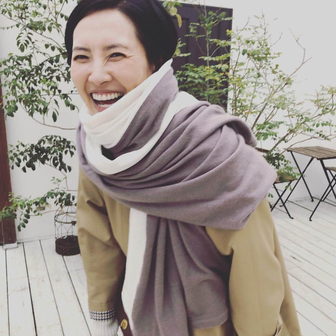 浜島直子さんのインスタグラム写真 - (浜島直子Instagram)「天気がイマイチな今日。 お気に入りのストールを巻いて気分を上げて。 みんなに「どこの？！😍」と聞かれて鼻の下伸ばして浮かれているところ。 ・ #maisoncarree #メゾンカレ #palejute #ペールジュート」2月19日 15時09分 - hamaji_0912