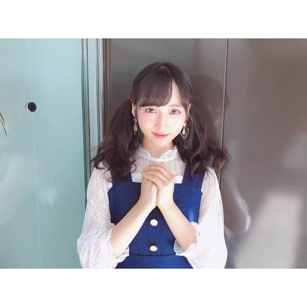 小栗有以さんのインスタグラム写真 - (小栗有以Instagram)「昨日のDHCエクビューのコーデは… anmilleさんのお洋服でした🐇❤️ 白いブラウスがデニムフレアワンピースの綺麗な色を引き立ててくれてとても可愛い💕 髪型は、ツインテールで… 髪に付いてるのは、♡のピンです(o^^o)  #DHC #エクビュー #anmille」2月19日 15時21分 - yuioguri_1226