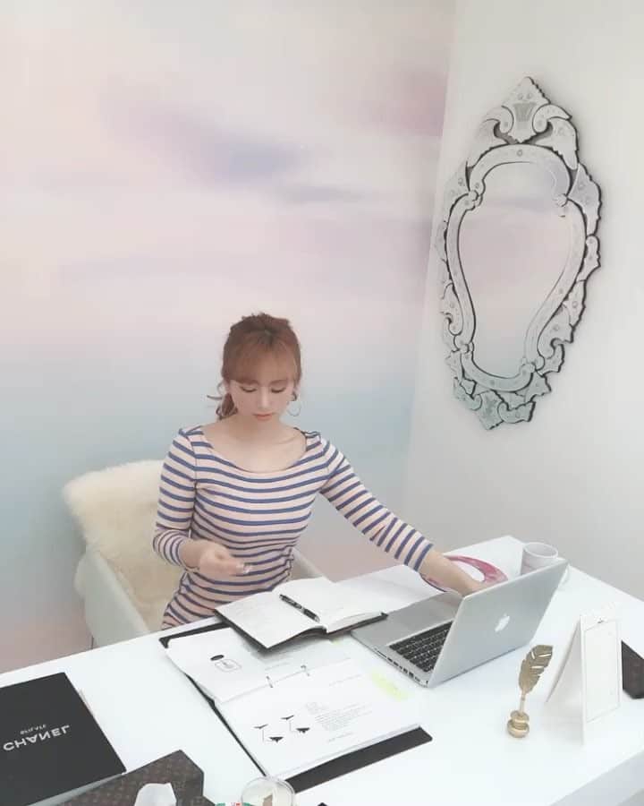 のインスタグラム：「my office…♡ ・ ・ #mocoas #office  #desk #myoffice  #business #sky #love  #モコアズ #オフィス」