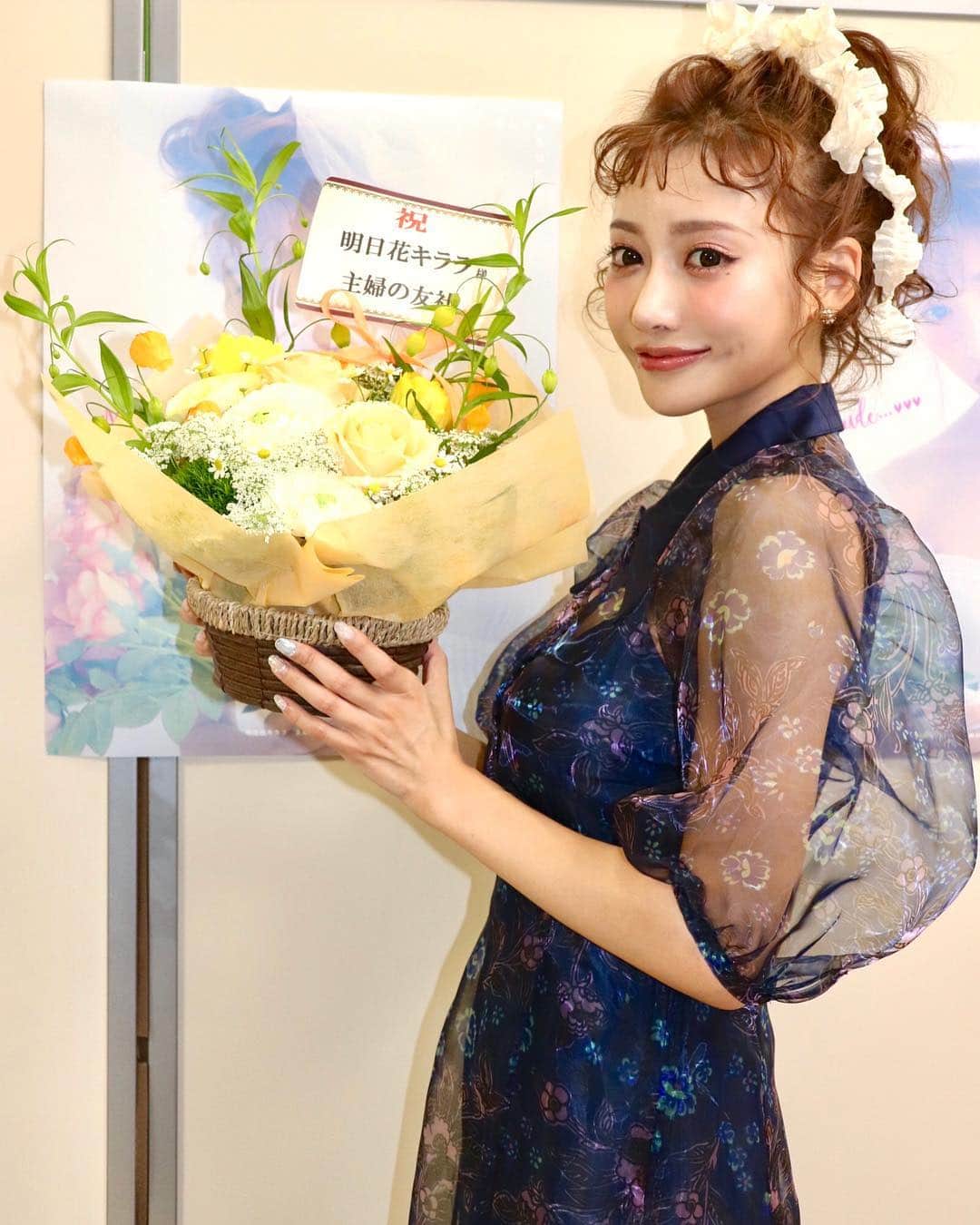 明日花キララのインスタグラム：「名古屋ありがとう🐇🌸 可愛いキララビッツたくさんで目の保養でした👩🏻‍🔬❤︎ チケットを事前に取ってくれて遠くから会いに来てくれてって..当たり前に出来ることではないし本当に幸せなことです😖😭 この感謝を忘れずにこれからも頑張ります❤︎❤︎❤︎ . #星野書店 さま #近鉄パッセ」